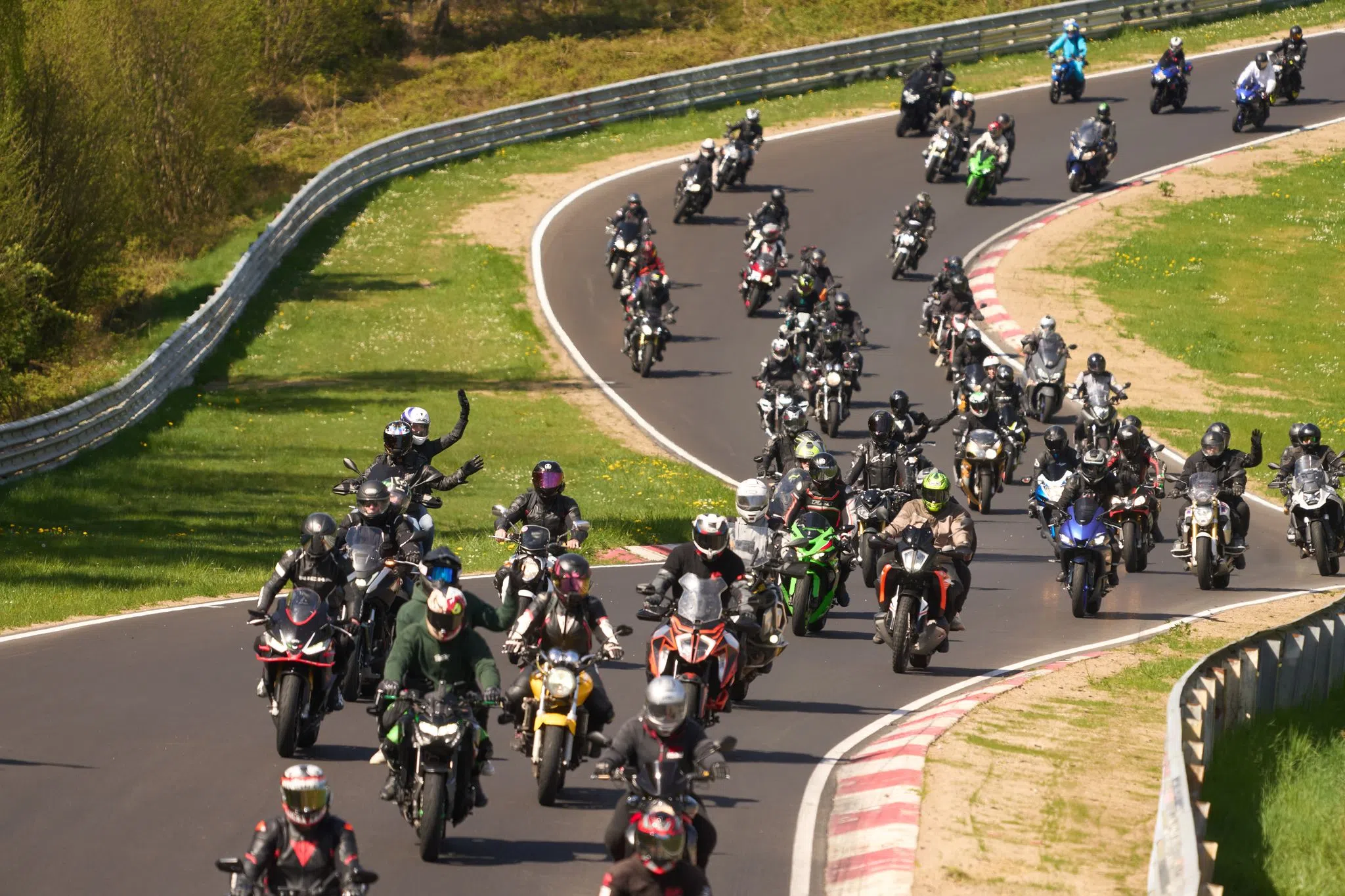 Endlich wieder Asphalt unter den Reifen