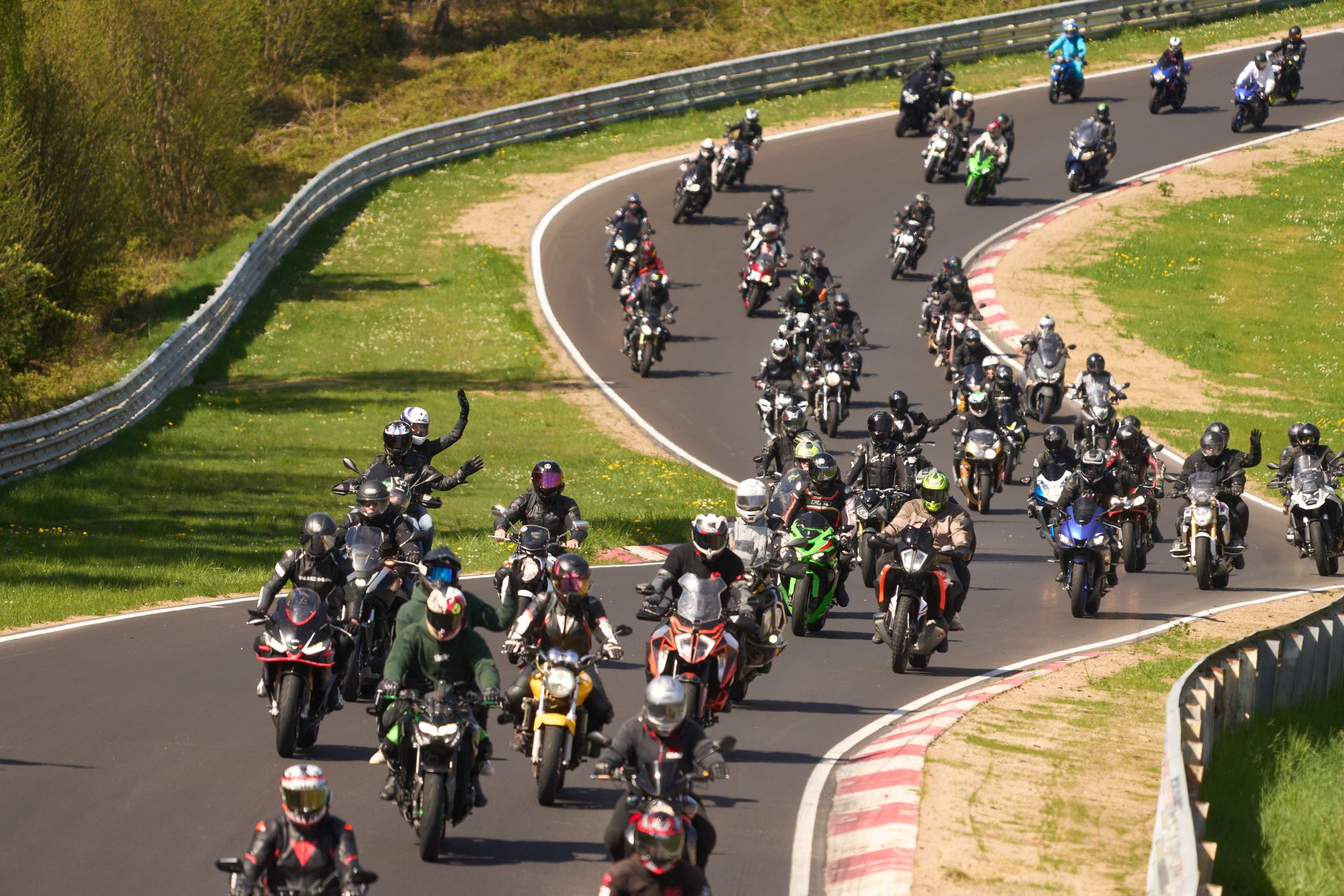 Nürburgring 2026: Motorsport, Musik und Oldtimer locken Fans