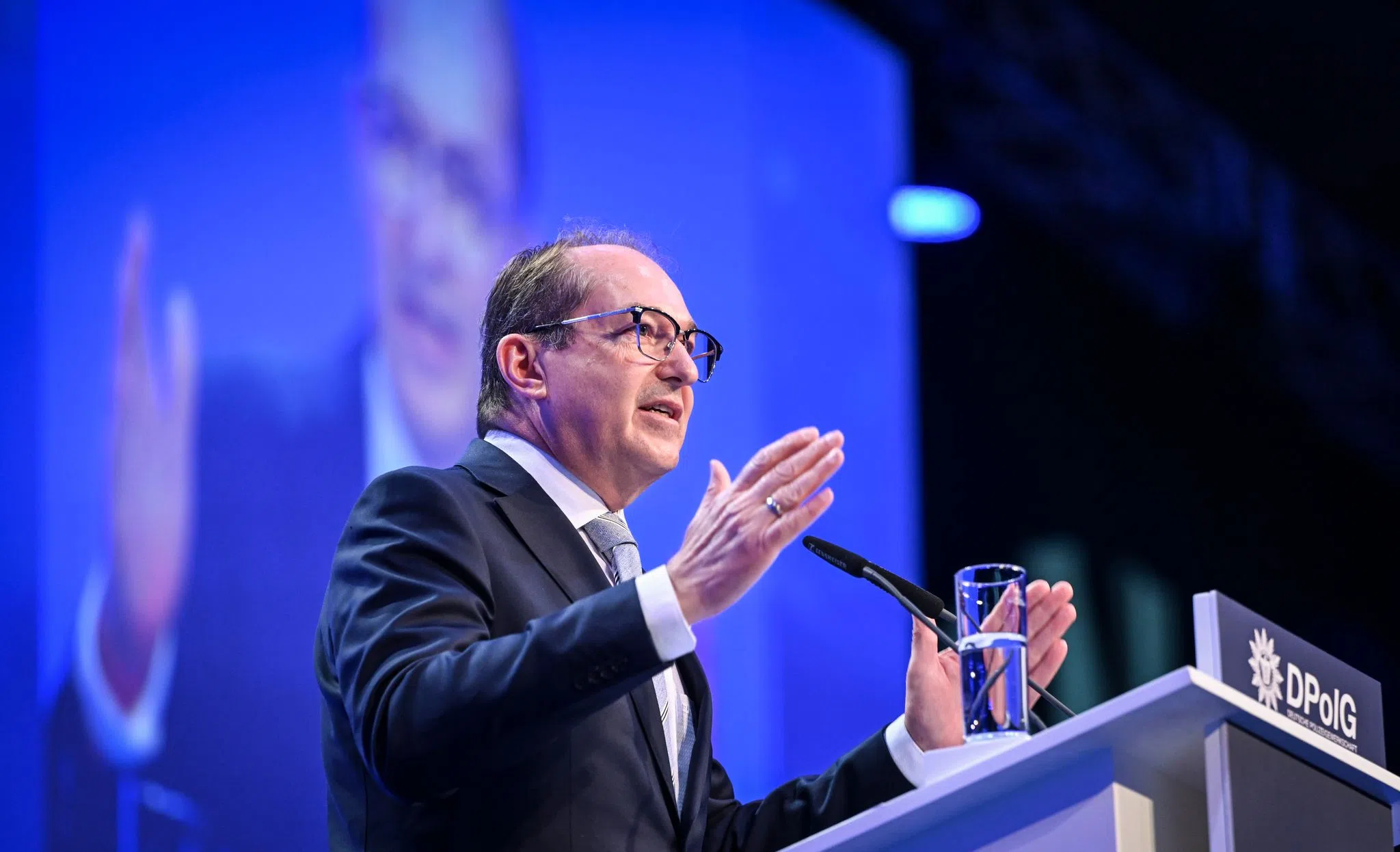 Urteil zu tödlichen Schüssen auf Polizisten bewegt Dobrindt