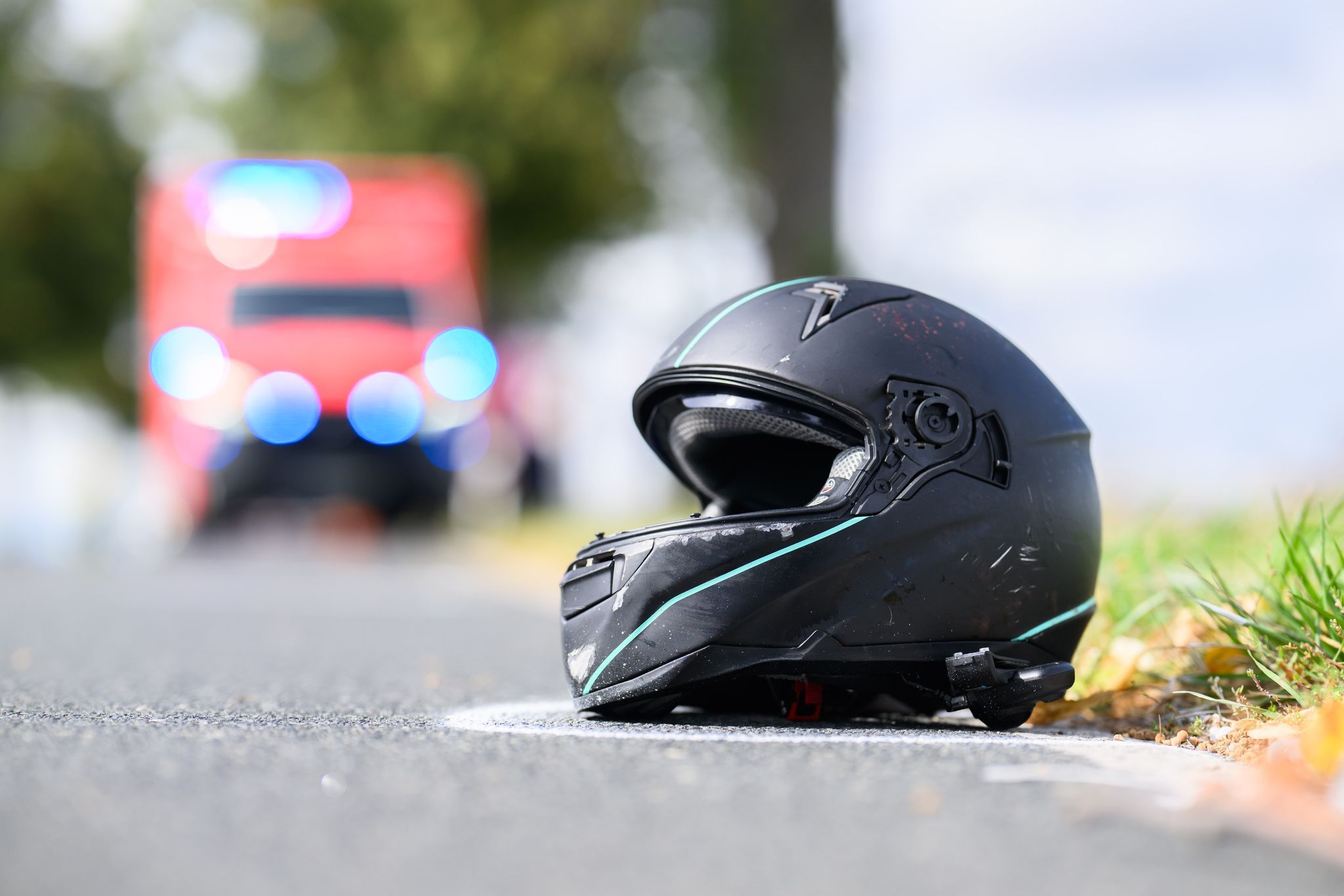 Nach Überholmanöver: Motorradfahrer tödlich verletzt