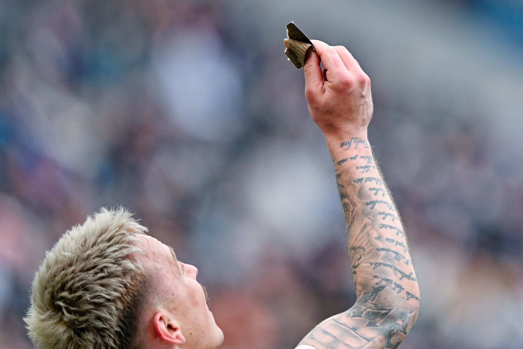 Mainzer Doppelpacker Tietz zeigt speziellen Glücksbringer