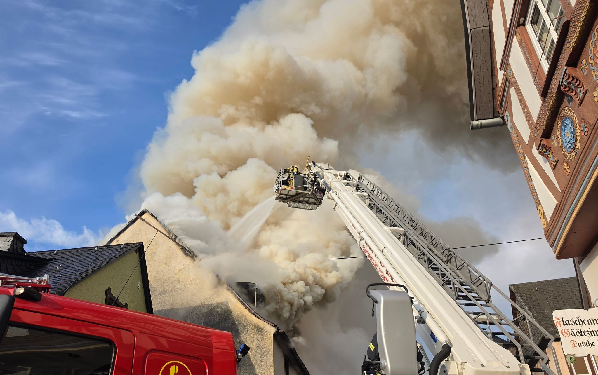 Einsturzgefährdetes Gebäude geht in Flammen auf