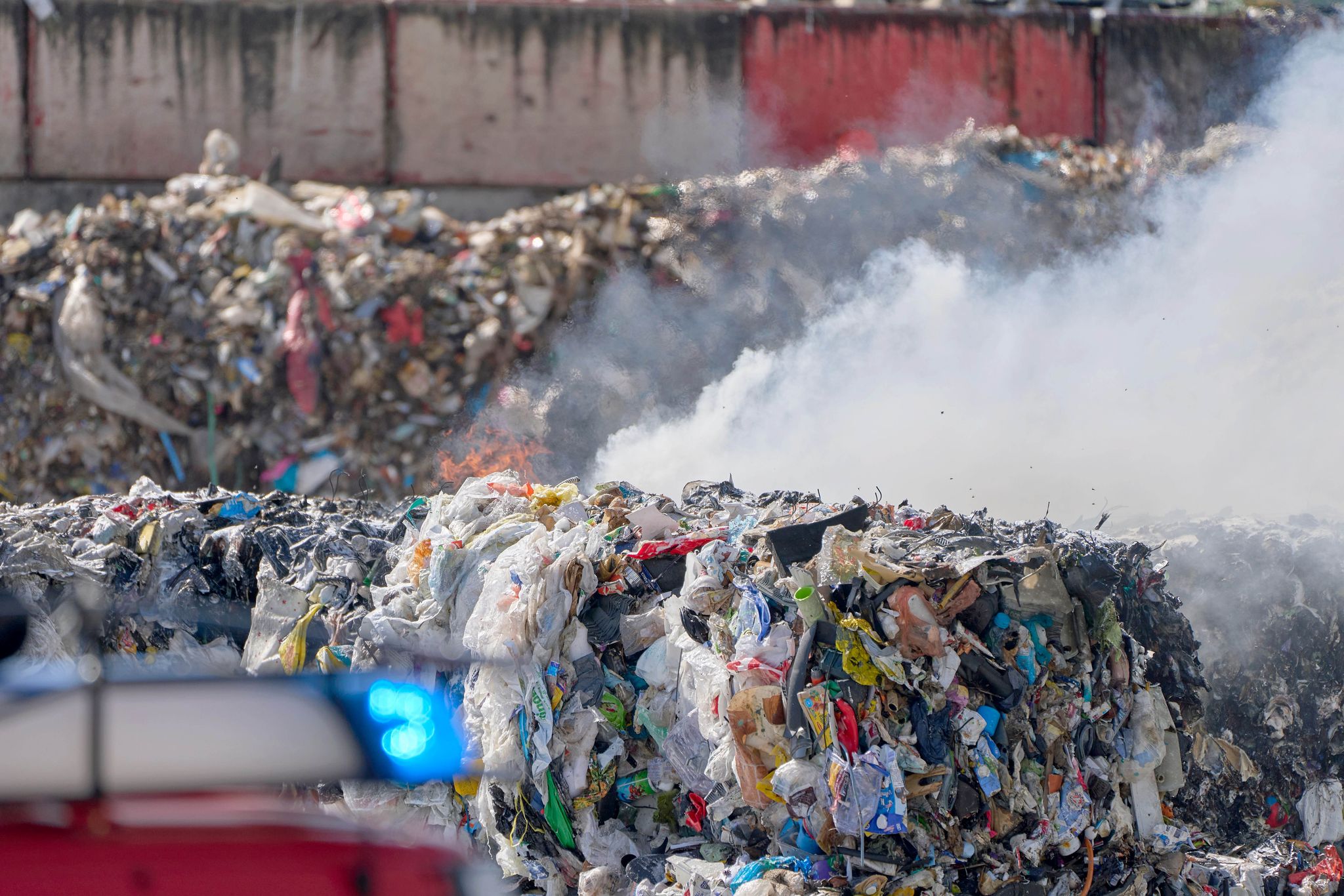Großbrand in Recyclingfirma – Löscharbeiten dauern an