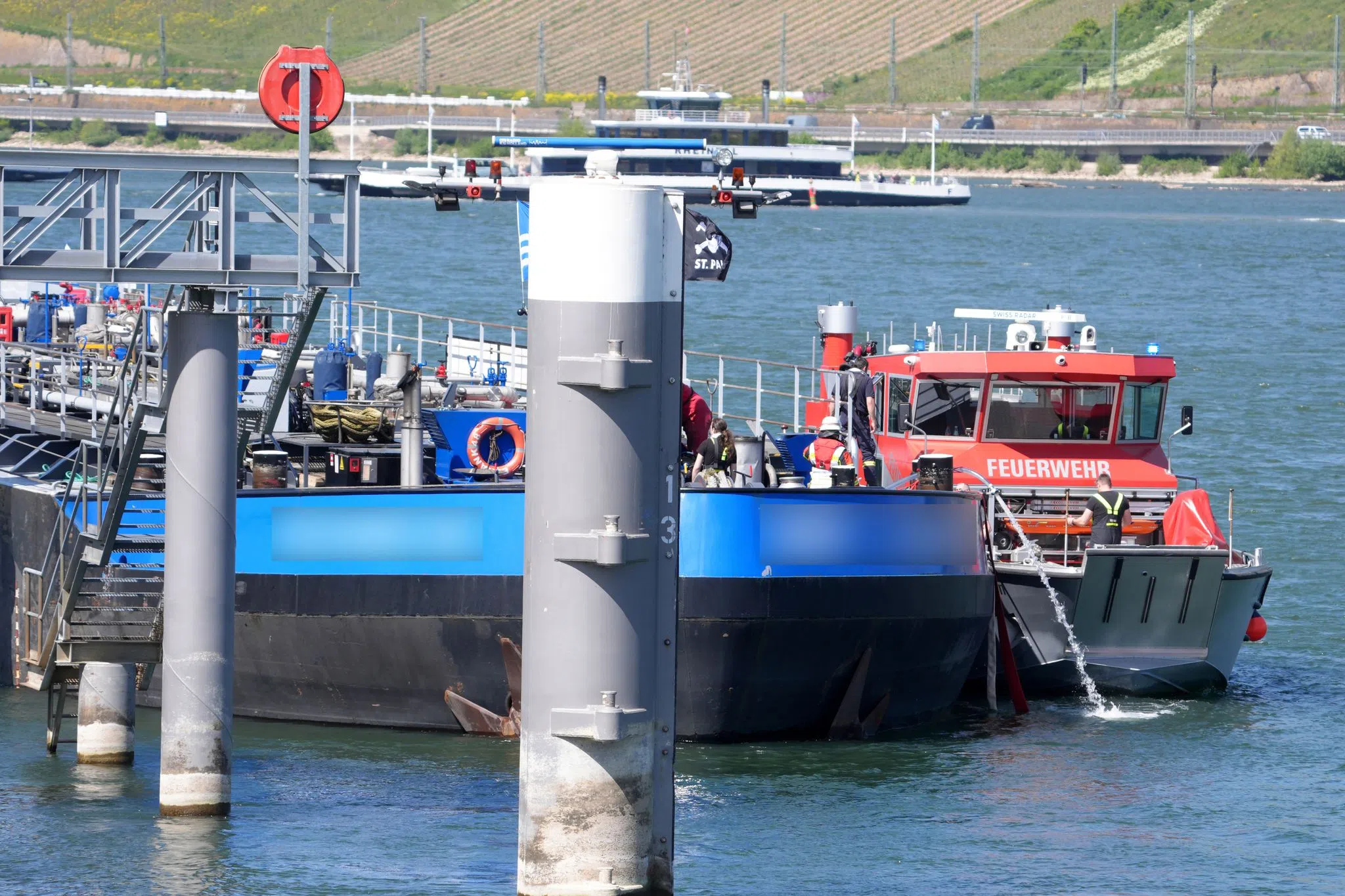 Tanker berührt Flussgrund und muss Not-Halt einlegen