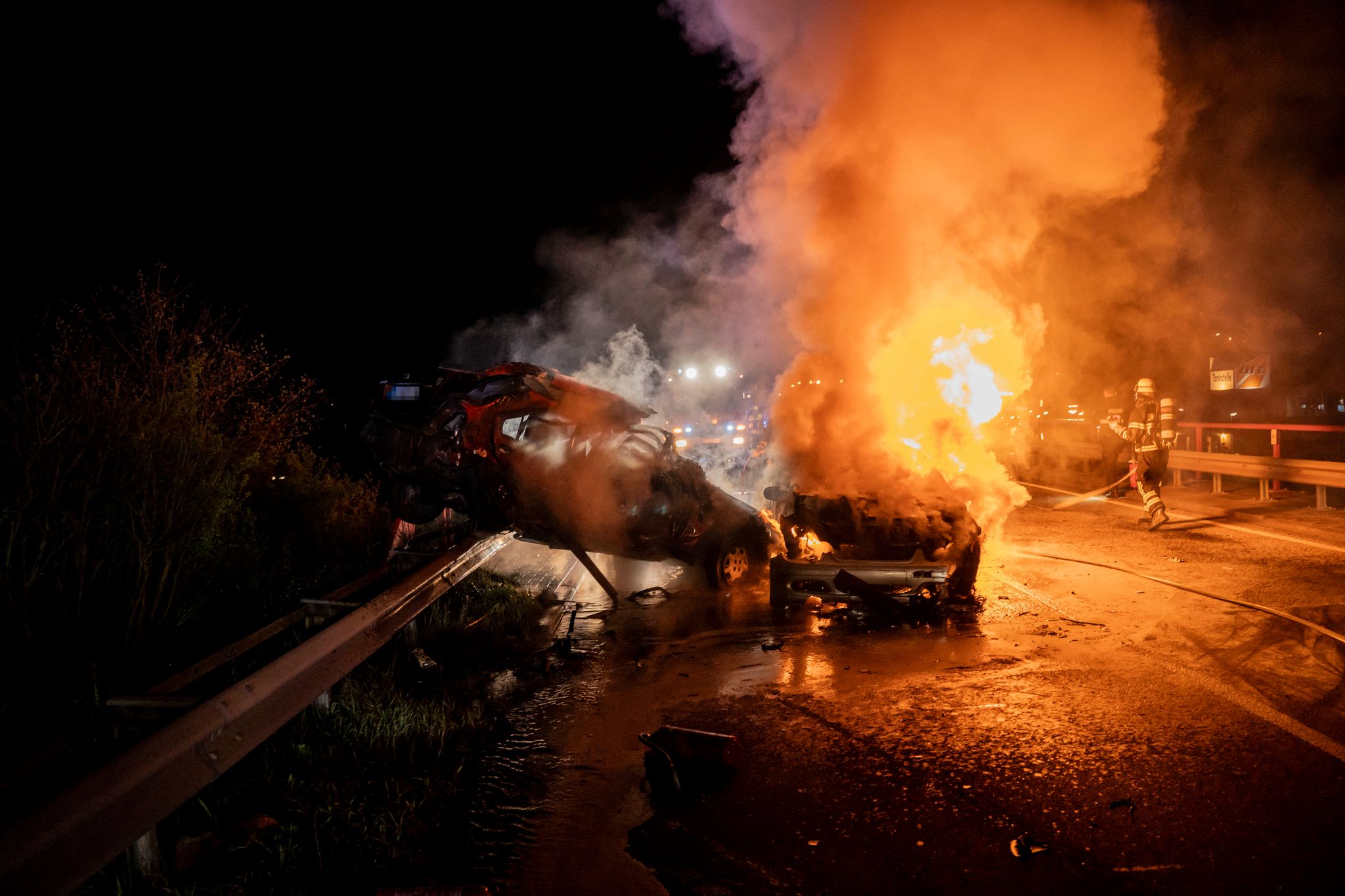 Auto brennt nach Zusammenstoß aus - ein Toter