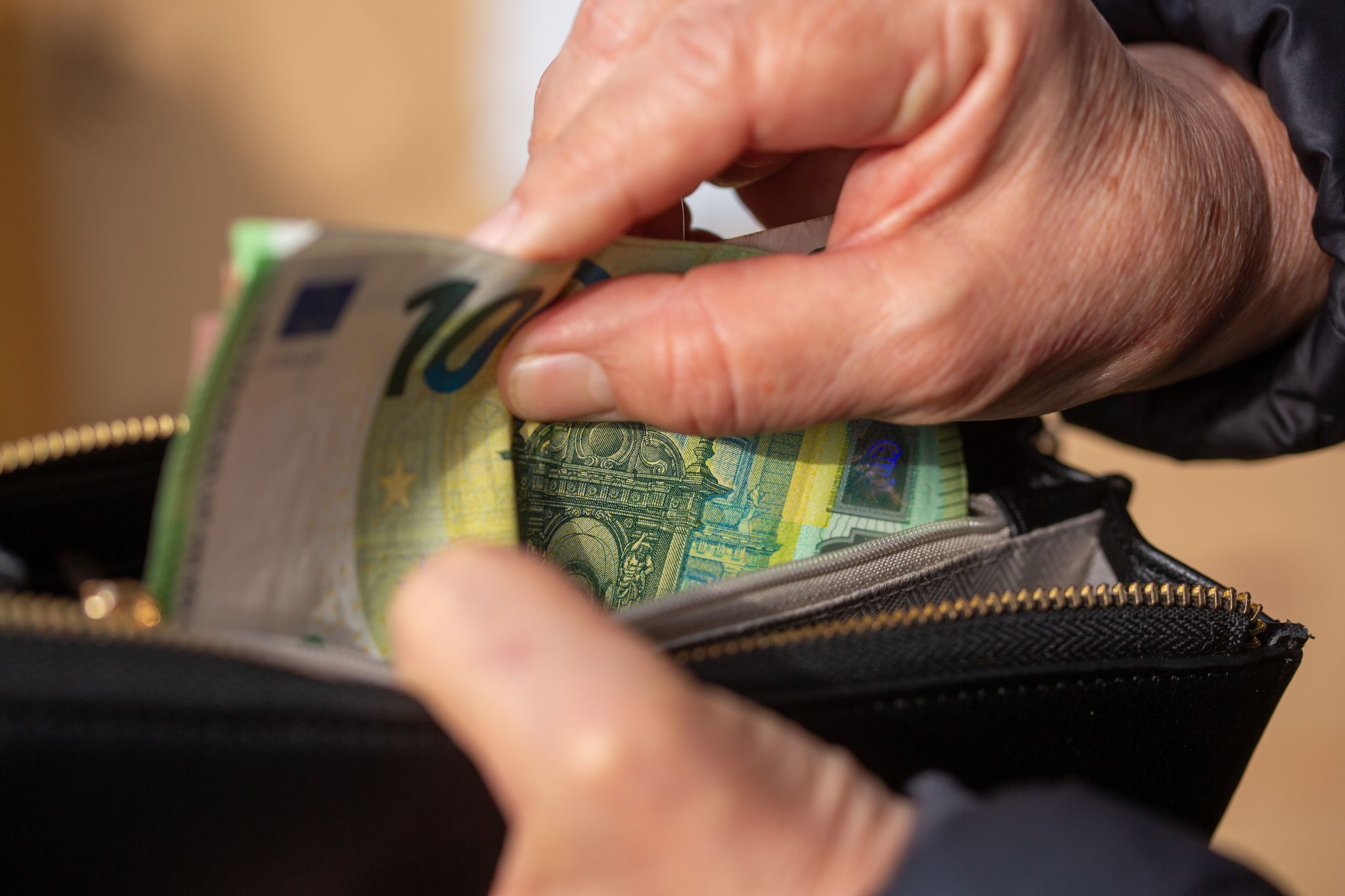 Statistik: Männer leben häufiger von eigenem Job als Frauen