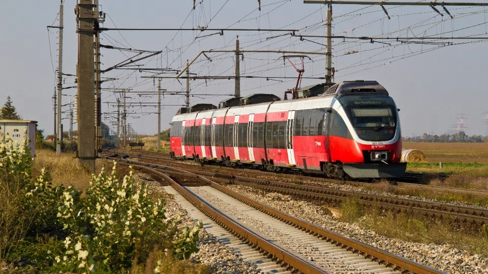 Personenzug im Bahnhof Cochem besprüht