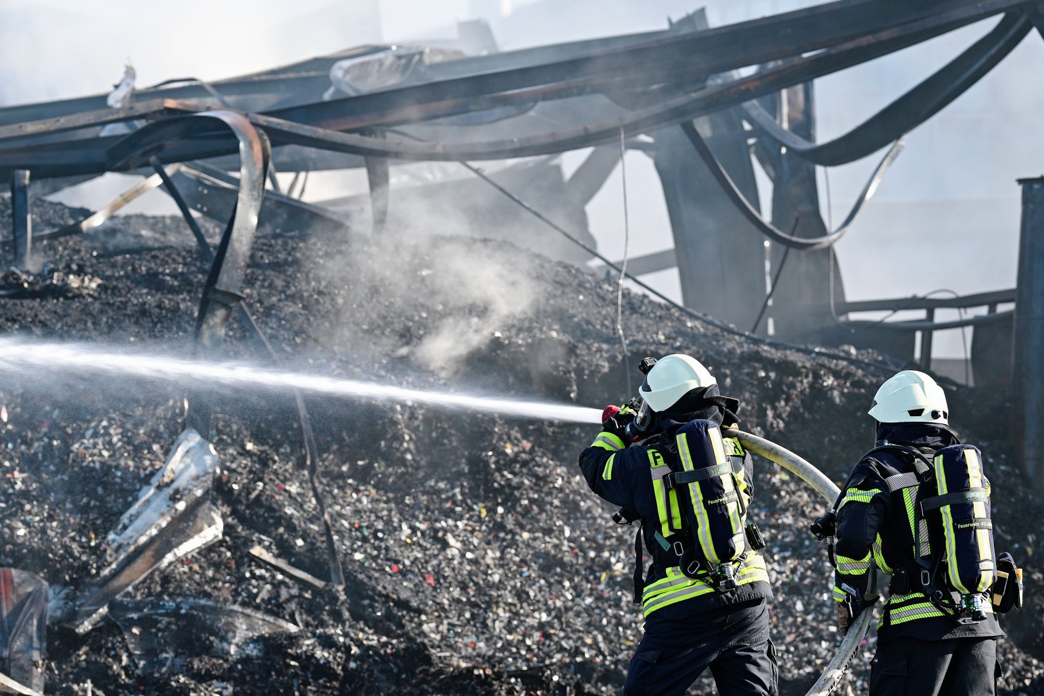 Feuer in Recyclingfirma in Lustadt schwelt weiter