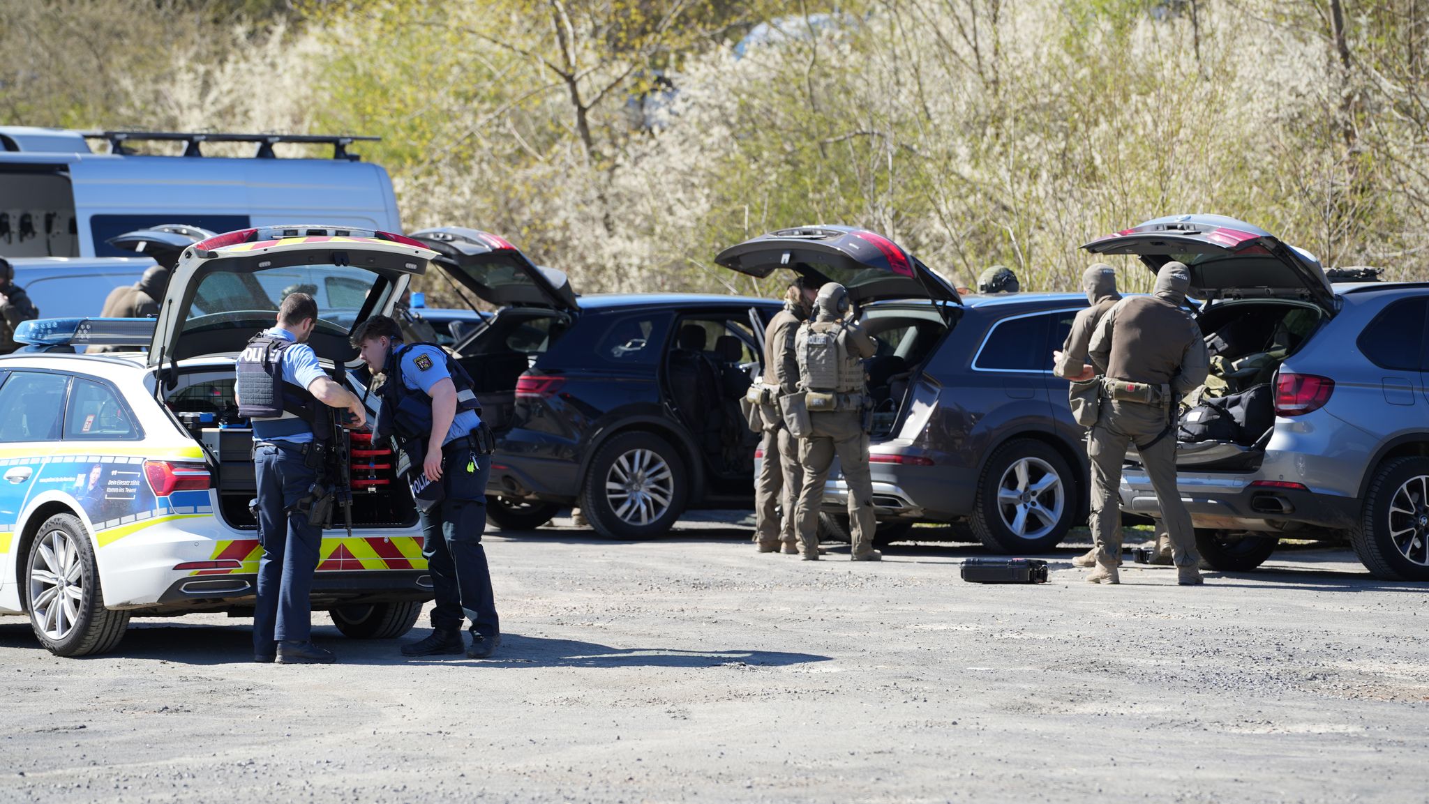 Mann entreißt Polizeiwaffe - und schießt auf Polizistin