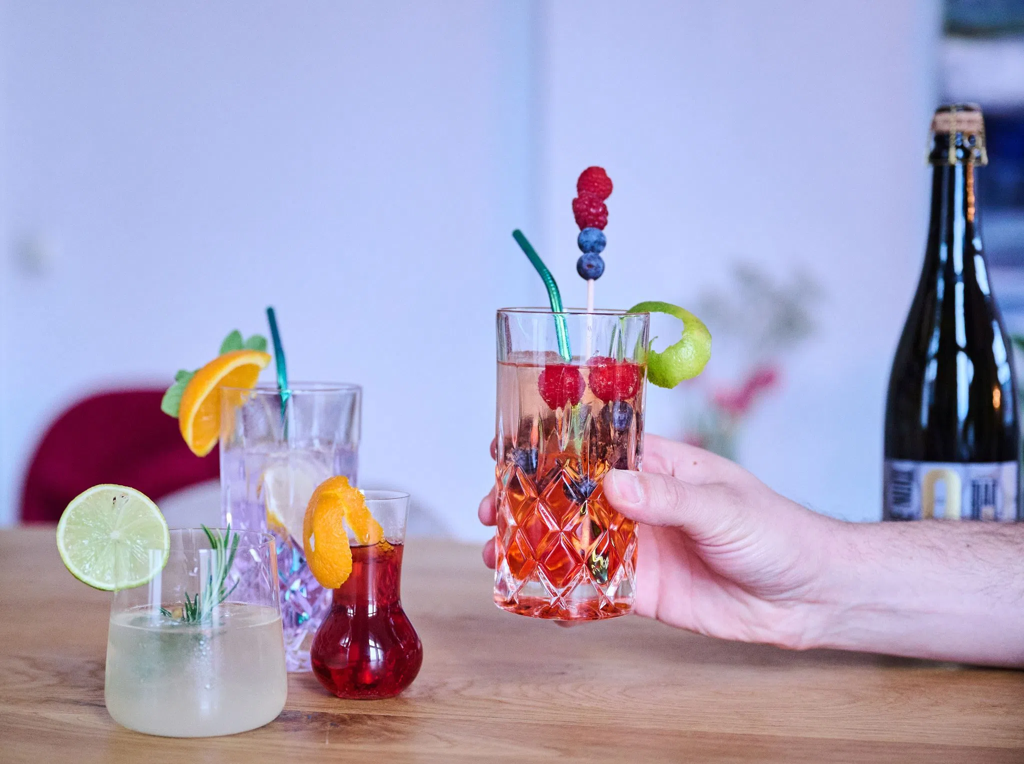 Beim Date oder aus der Dose? Wie junge Leute Wein mögen