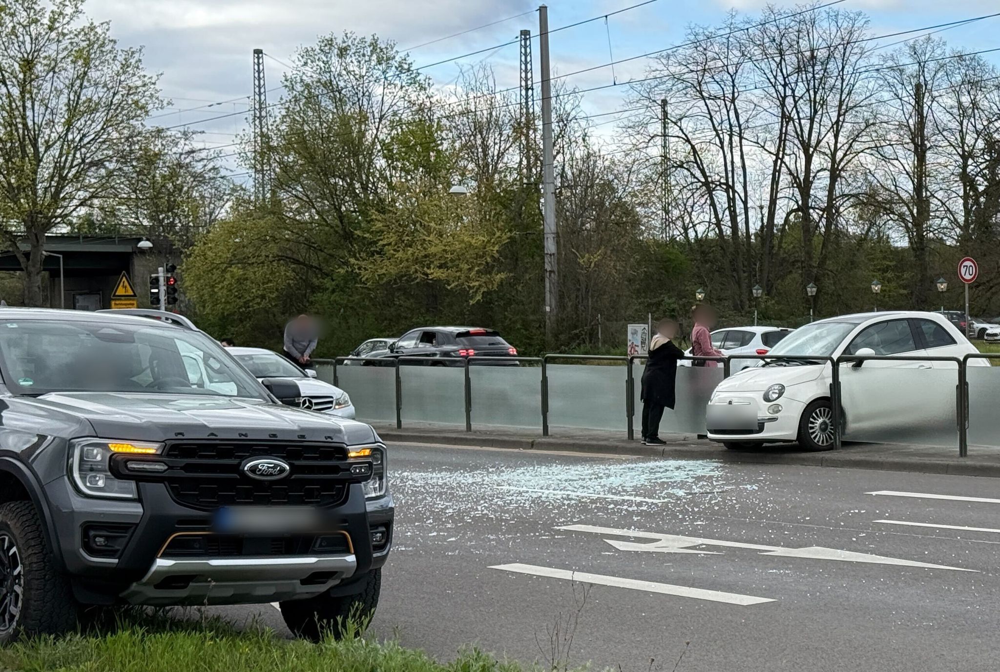 Nach Spurwechsel wird Auto über Bahngleise geschleudert Nach Spurwechsel wird Auto über Bahngleise geschleudert