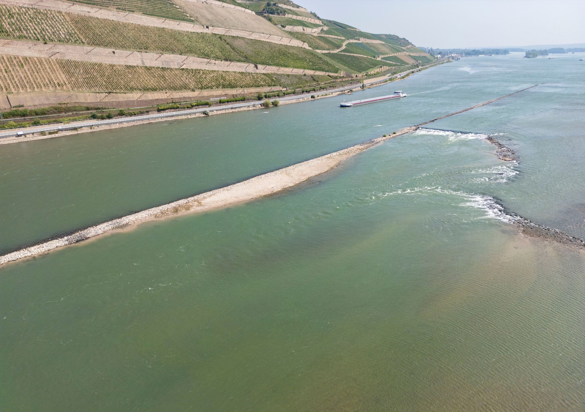Tanker berührt Flussgrund und muss Not-Halt einlegen