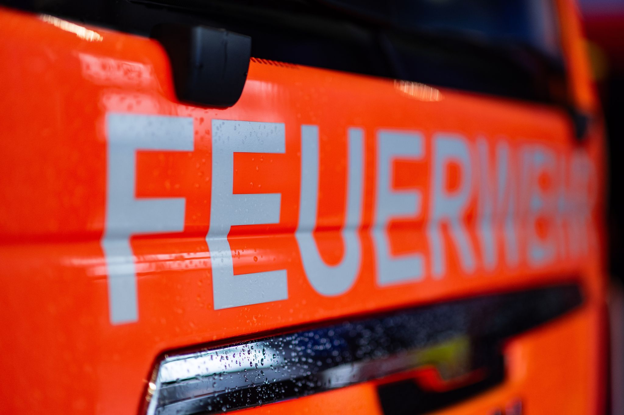 Auto brennt nach Zusammenstoß aus