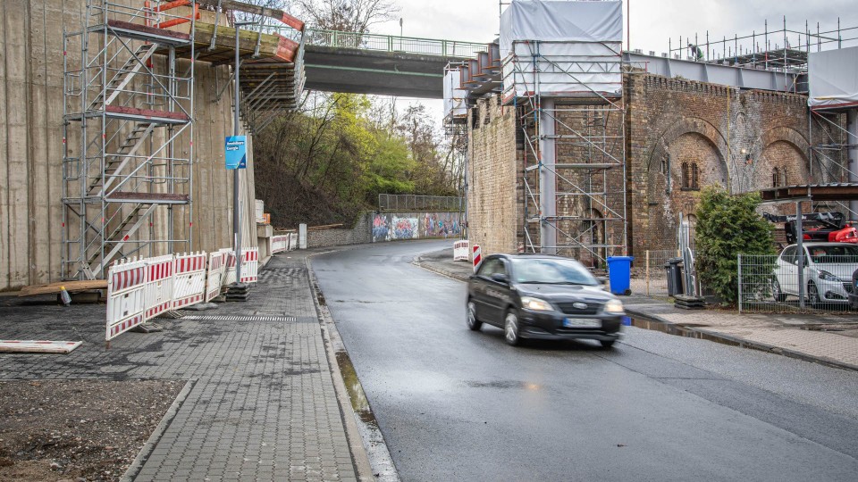 Vollsperrung in der Emser Straße: Stahlträger werden angeliefert und eingehoben