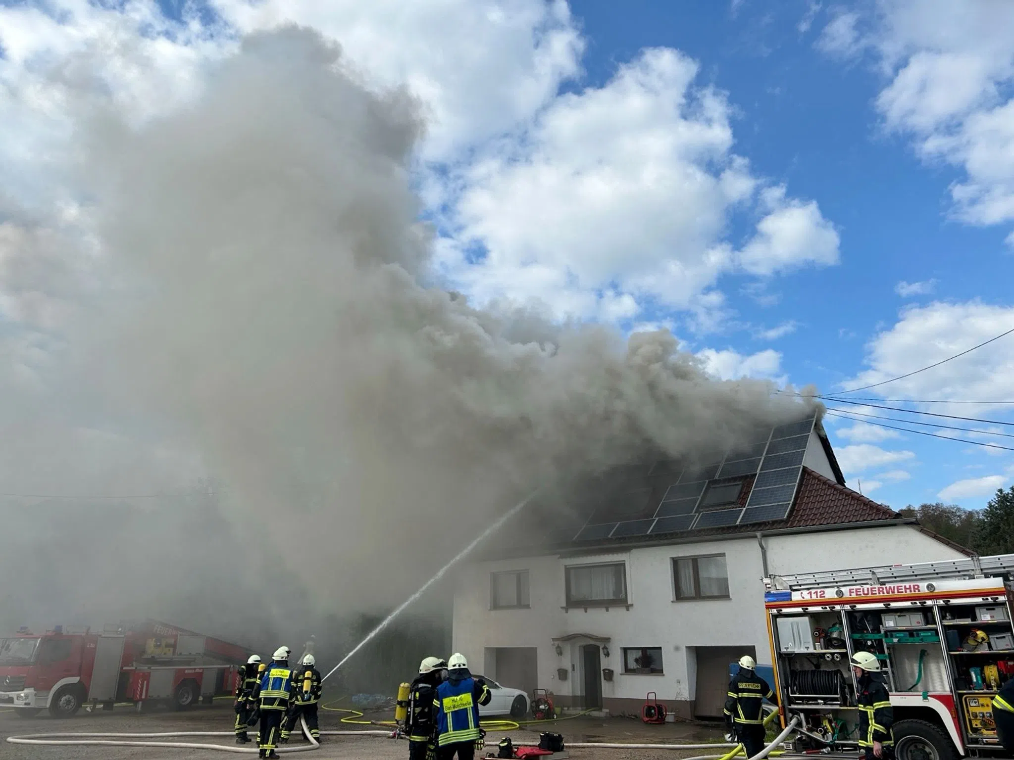 Dachstuhl in Flammen - pflegebedürftiger Bewohner verletzt