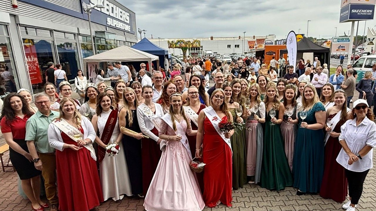Krone weitergereicht: Annemarie Dröll ist neue Kirschblütenkönigin Krone weitergereicht: Annemarie Dröll ist neue Kirschblütenkönigin