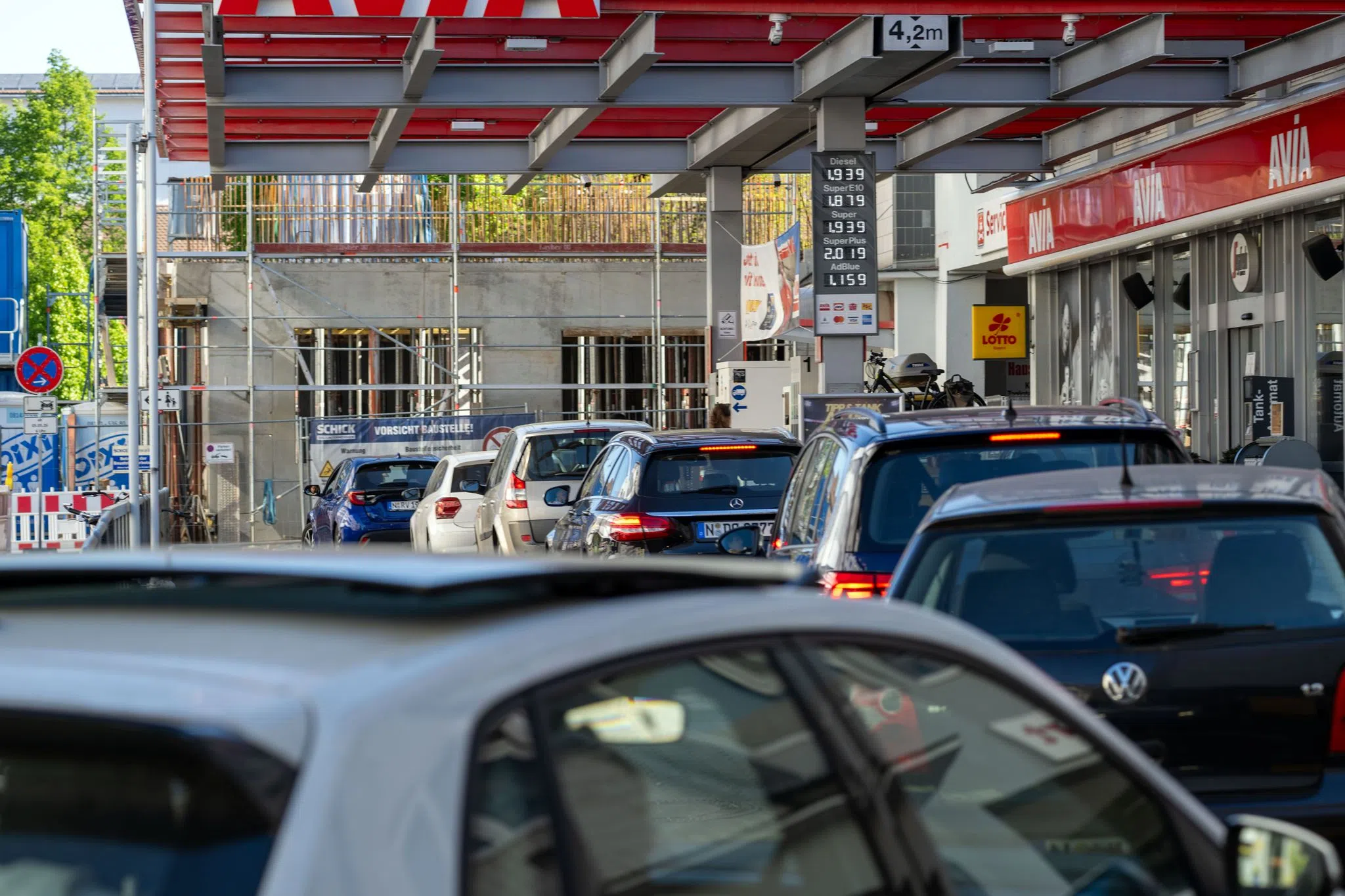 Kurz vor 12 Uhr an der Tankstelle: Streit artet aus