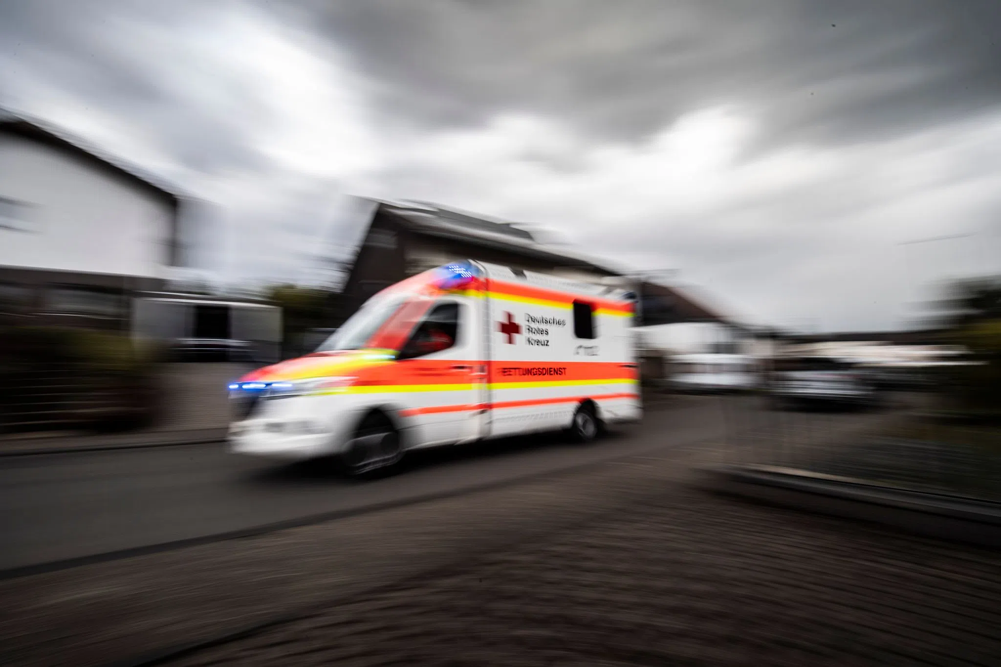 Auto auf falscher Spur – Postfahrzeug rutscht Böschung hinab