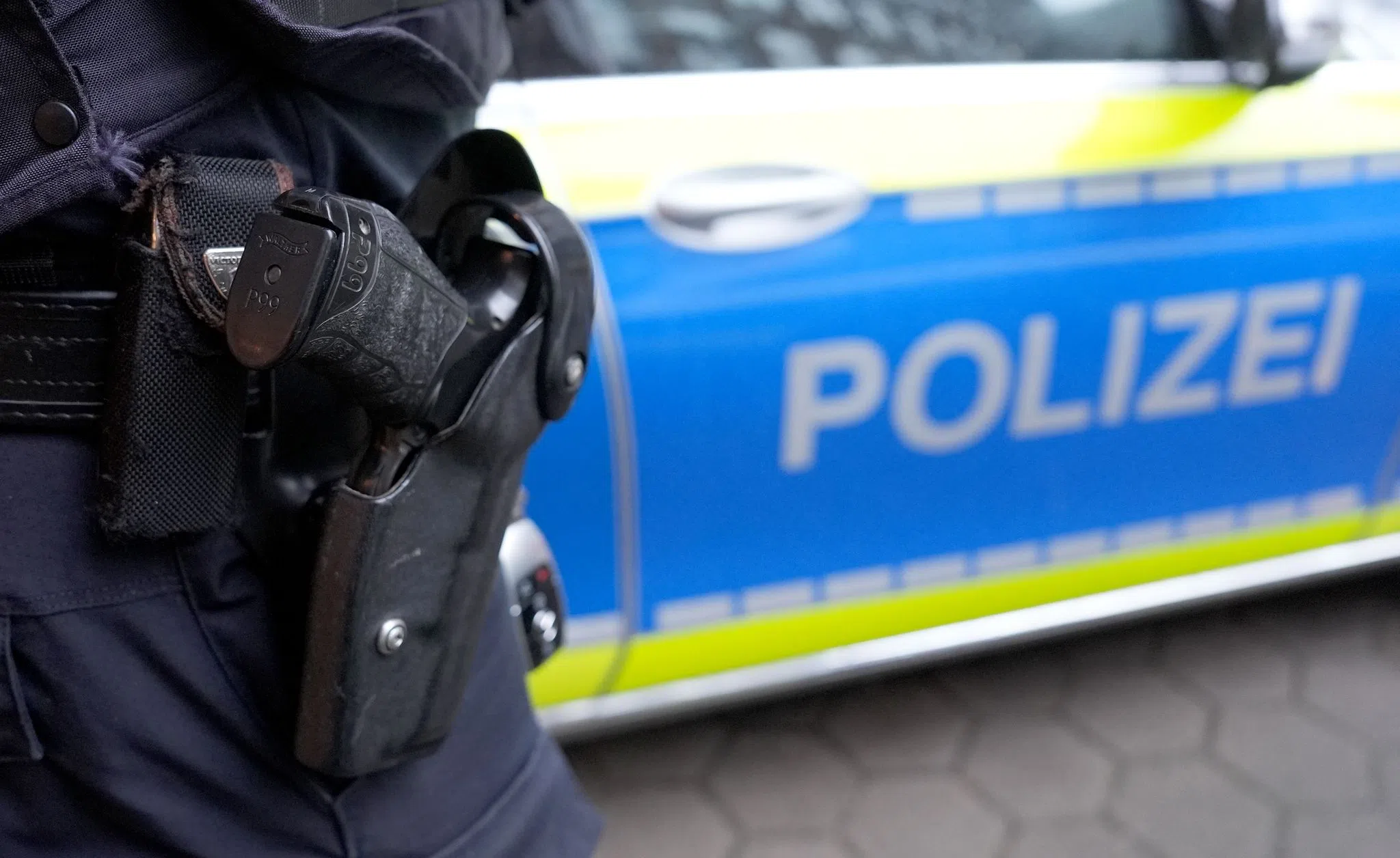 Männer lösen mit Spielzeugwaffen großen Polizeieinsatz aus Männer lösen mit Spielzeugwaffen großen Polizeieinsatz aus