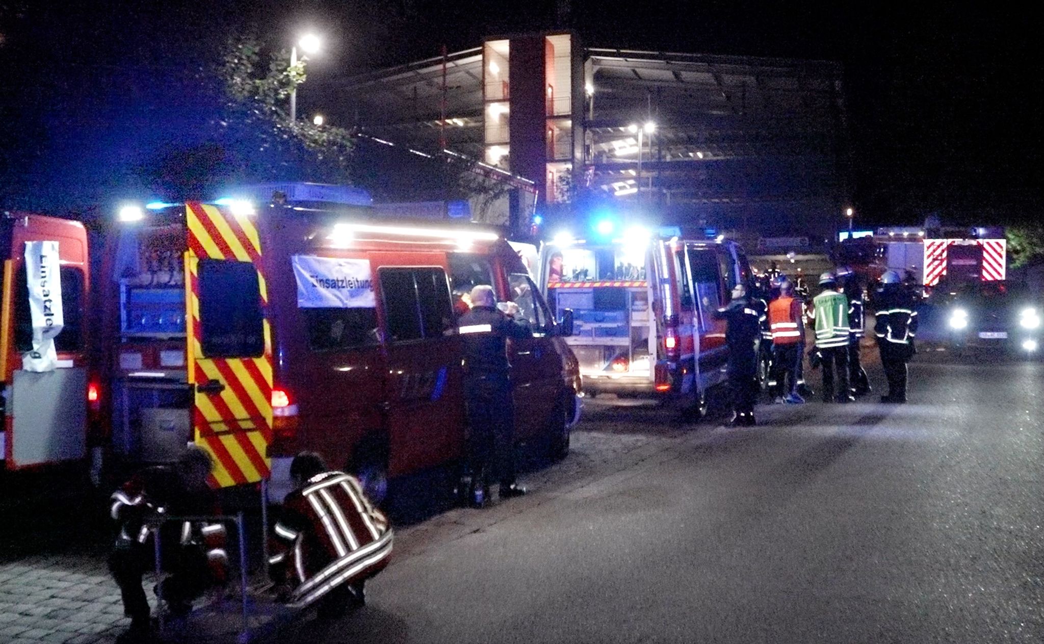 Zwei Verletzte bei Feuer in Mehrfamilienhaus