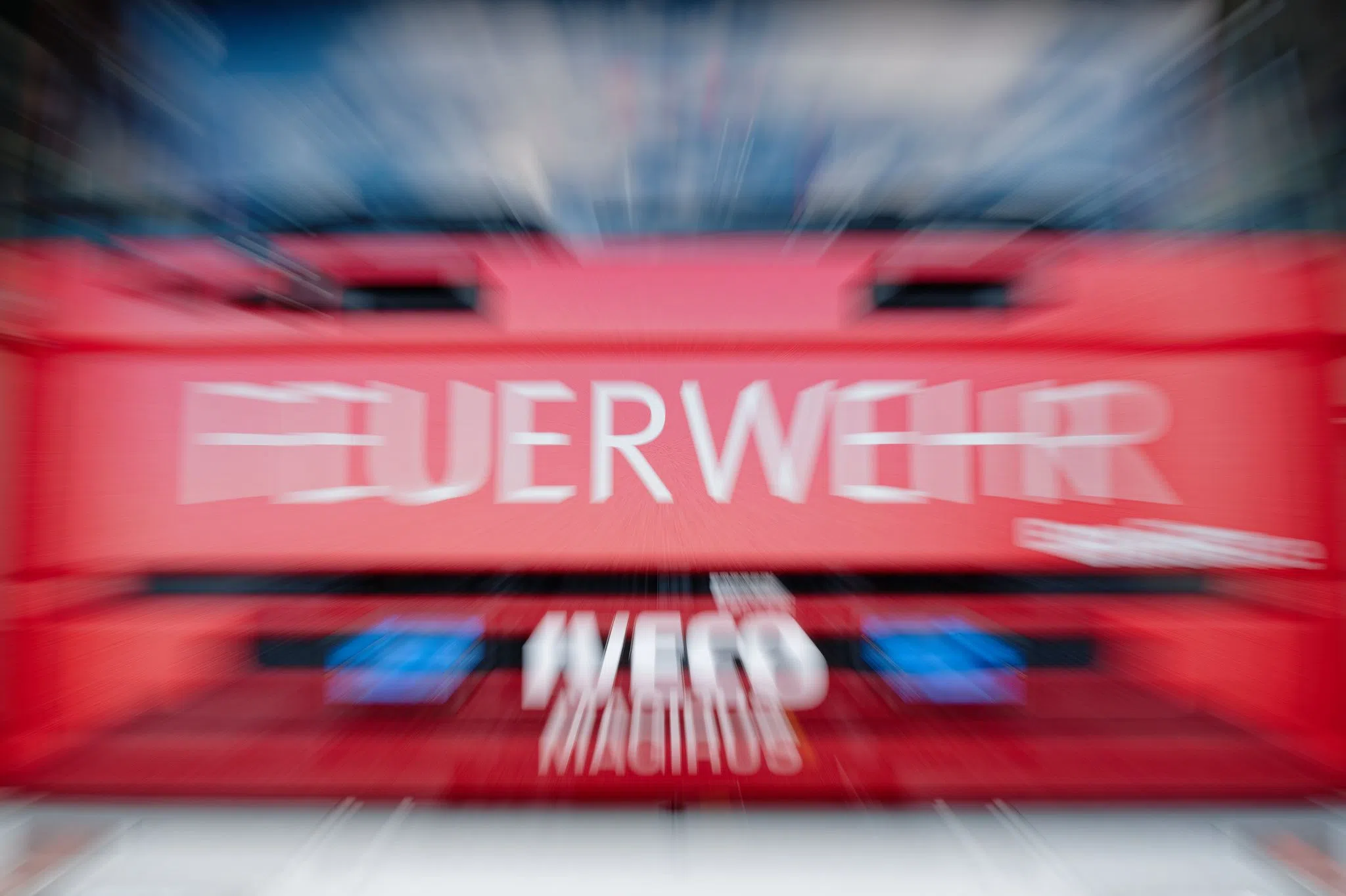 Viel Rauch bei Brand von Lagerhalle - Warnung für Anwohner Viel Rauch bei Brand von Lagerhalle - Warnung für Anwohner