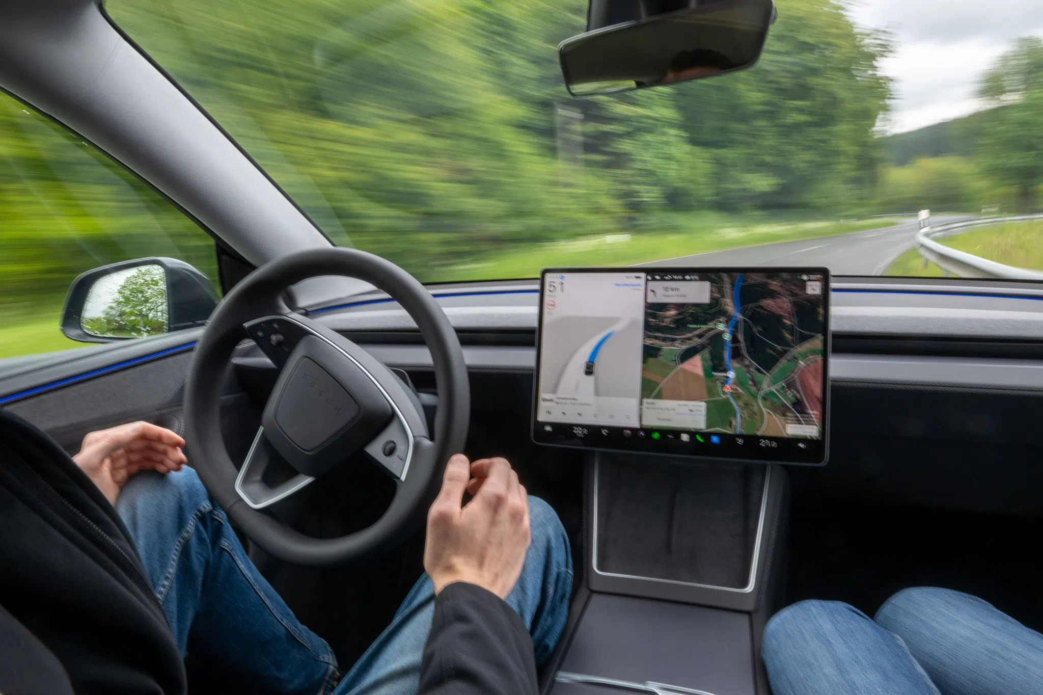 Selbstfahrende Teslas bringen Schüler und Senioren ans Ziel