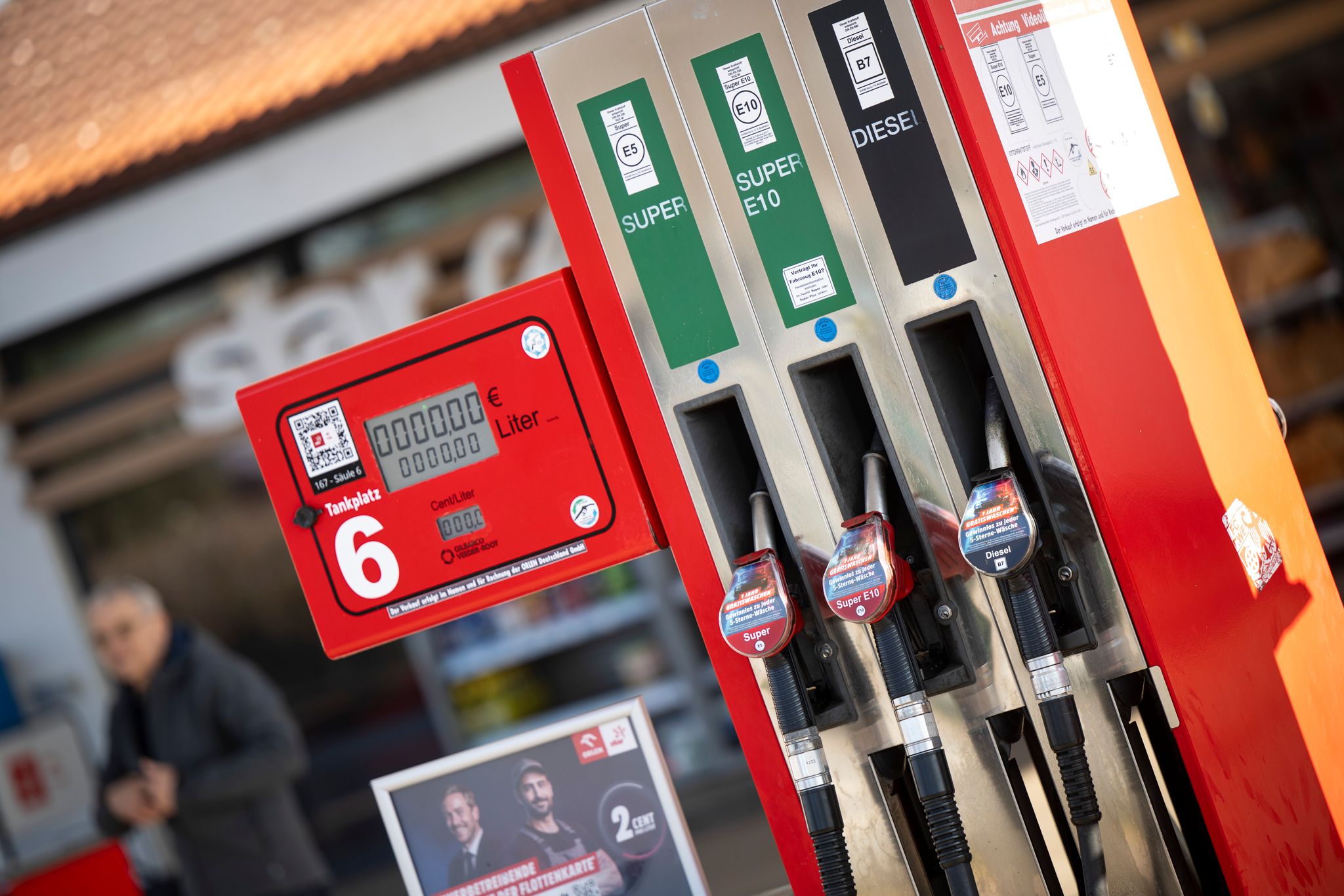 Fast jede fünfte Tankstelle verstößt gegen 12-Uhr-Regel Fast jede fünfte Tankstelle verstößt gegen 12-Uhr-Regel