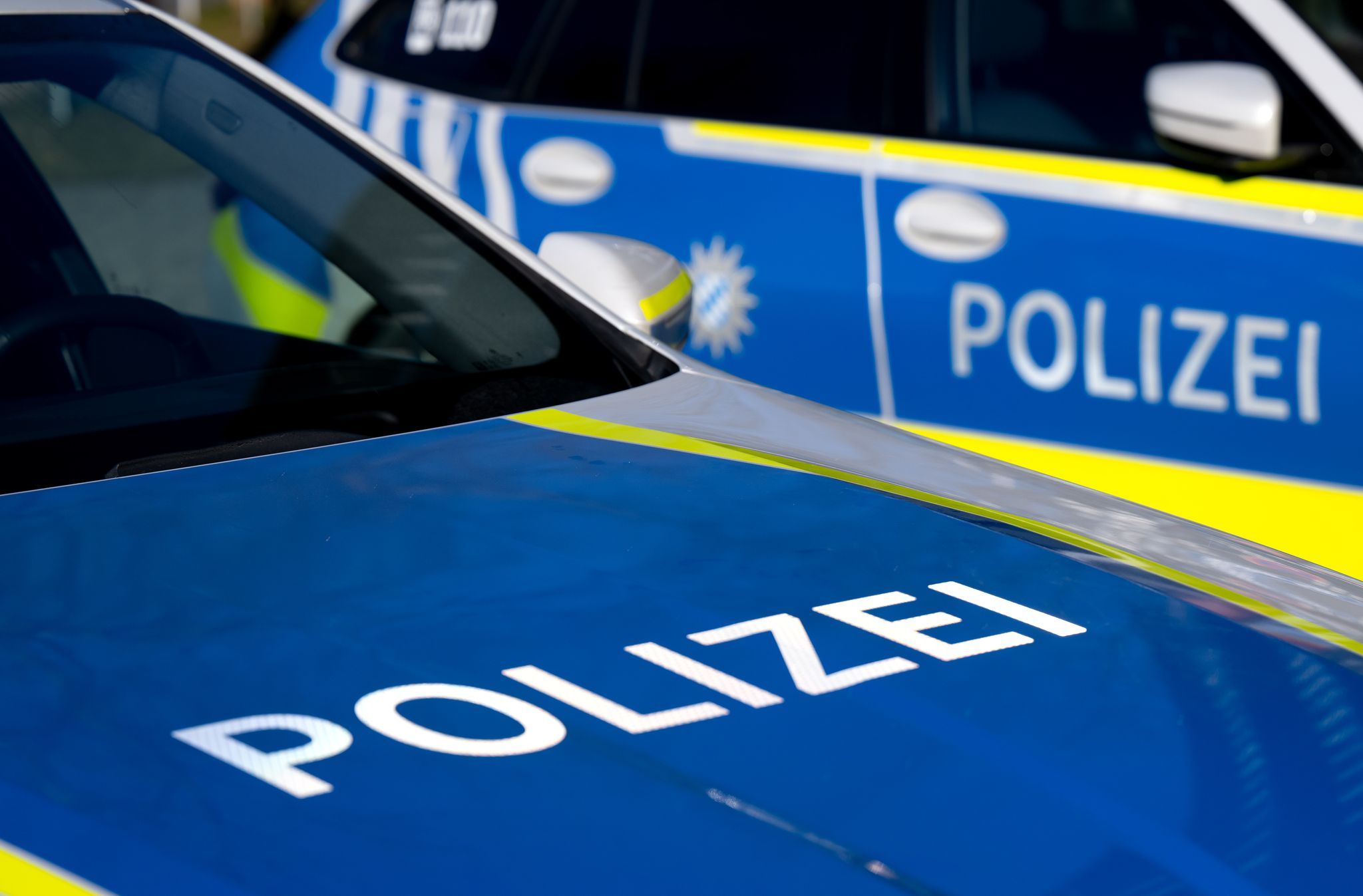 Auto missachtet Vorfahrt – Unfall an Bushaltestelle in Mainz