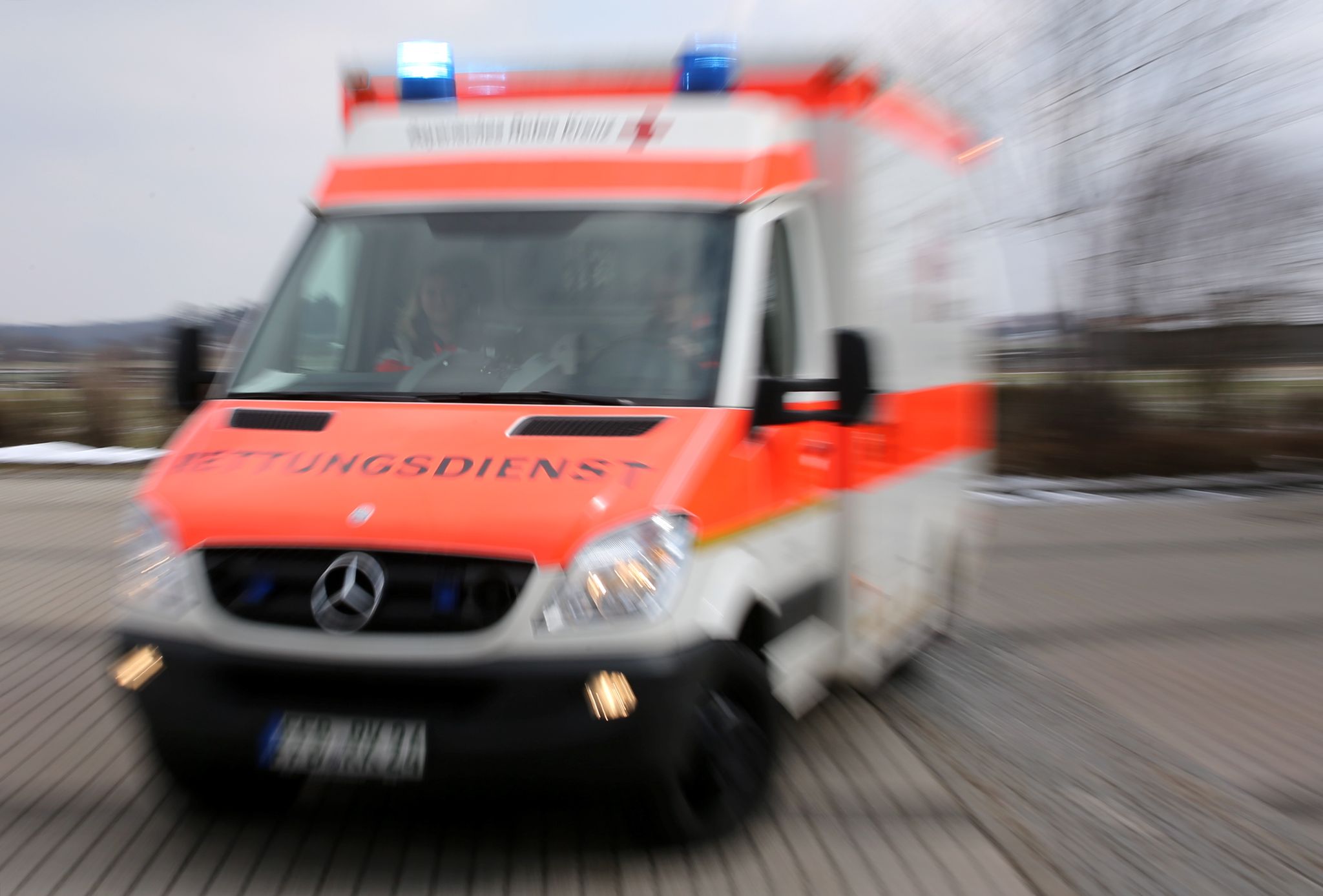 Autofahrer durchbricht Mauer und stürzt vier Meter tief