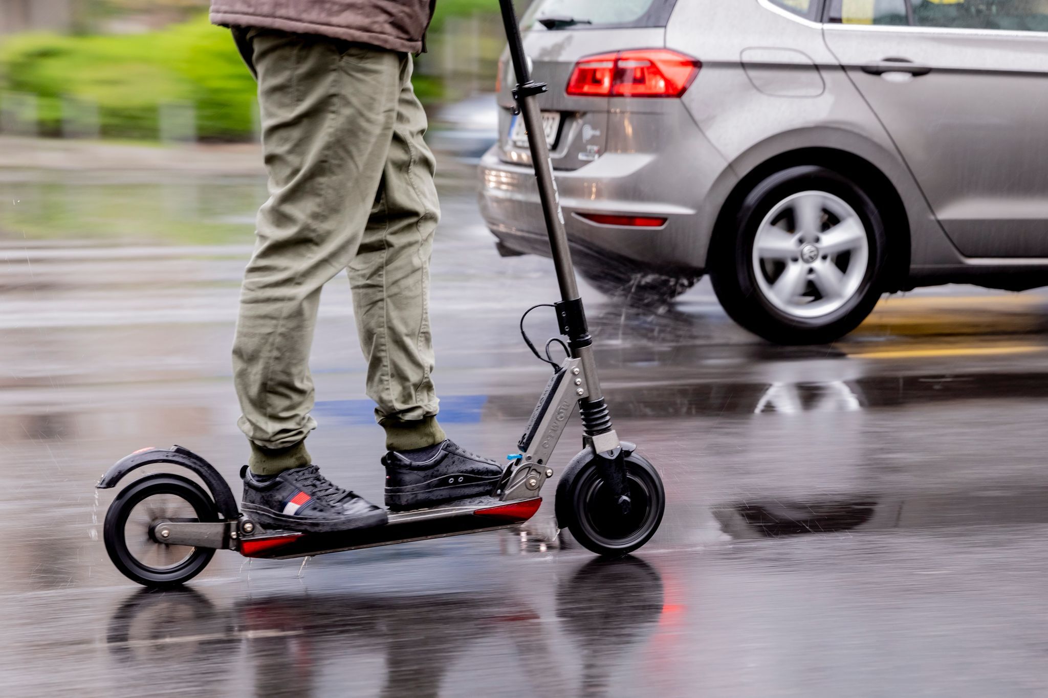 Mit 85 km/h auf dem E-Scooter – Polizei stoppt Jugendlichen