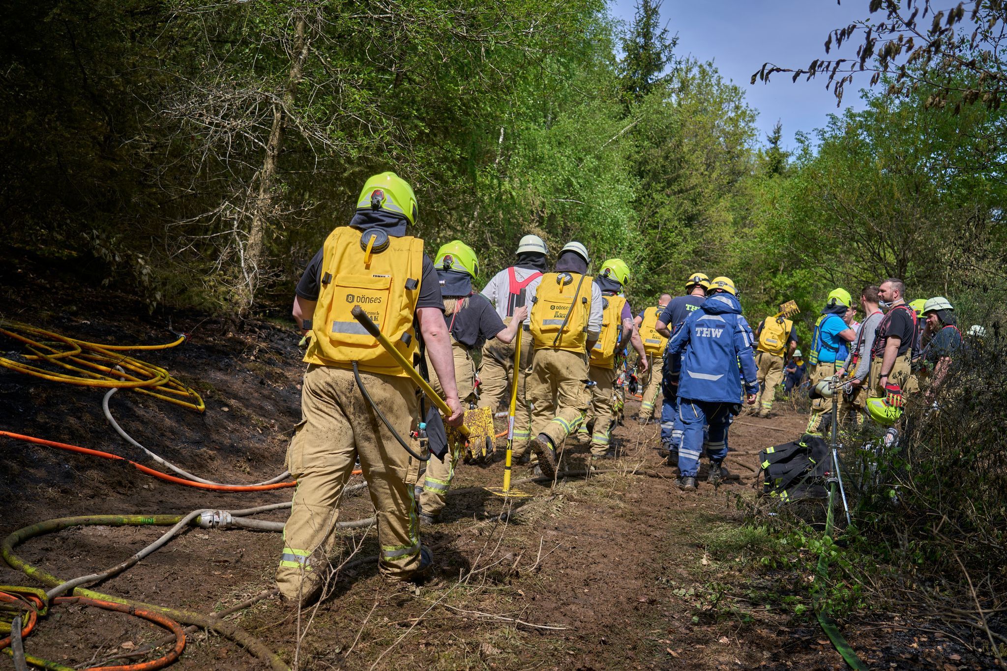 Hunderte Einsatzkräfte bekämpfen Waldbrand bei Friesenhagen