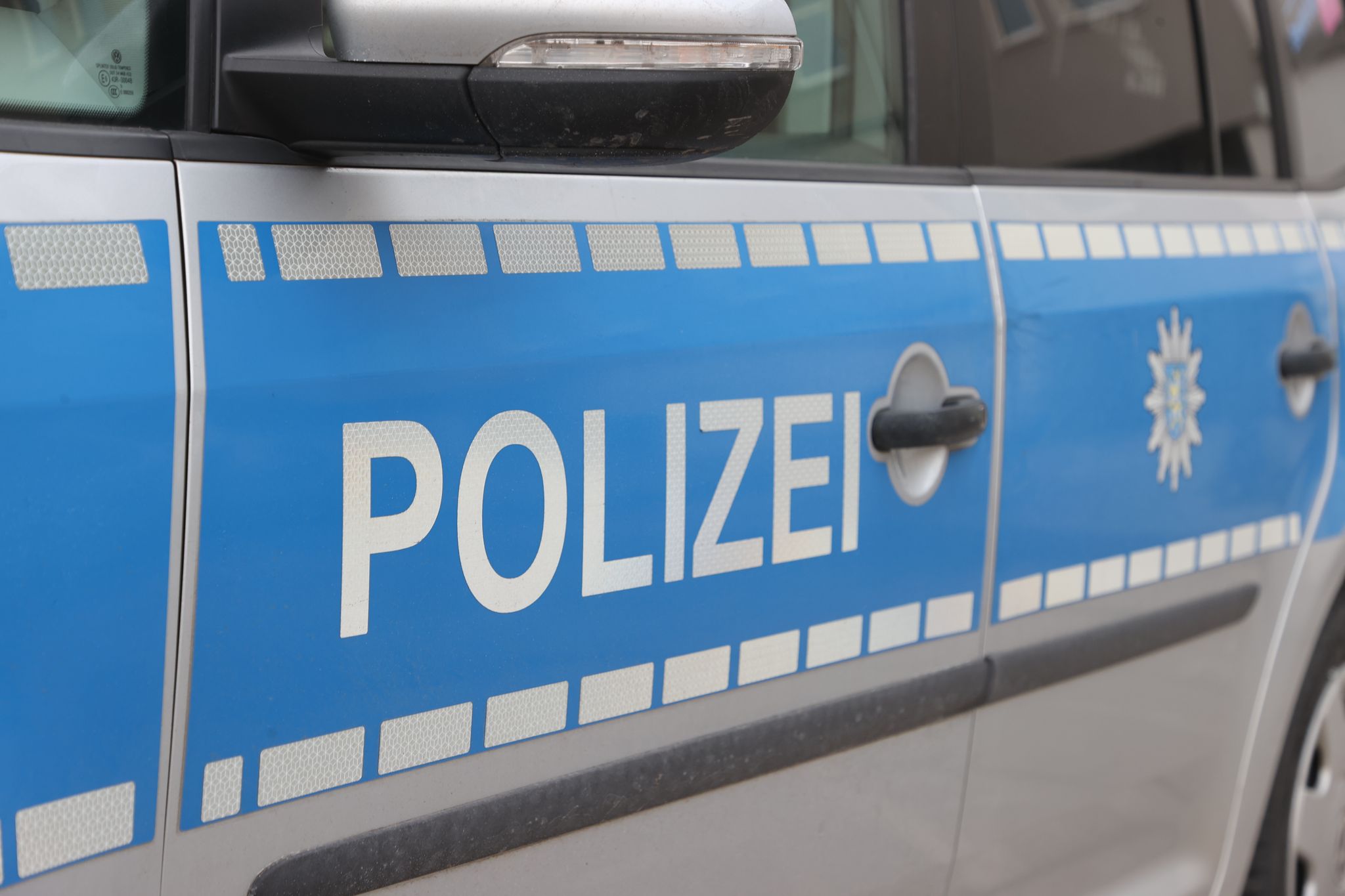 Männer klauen Fässer mit altem Frittierfett
