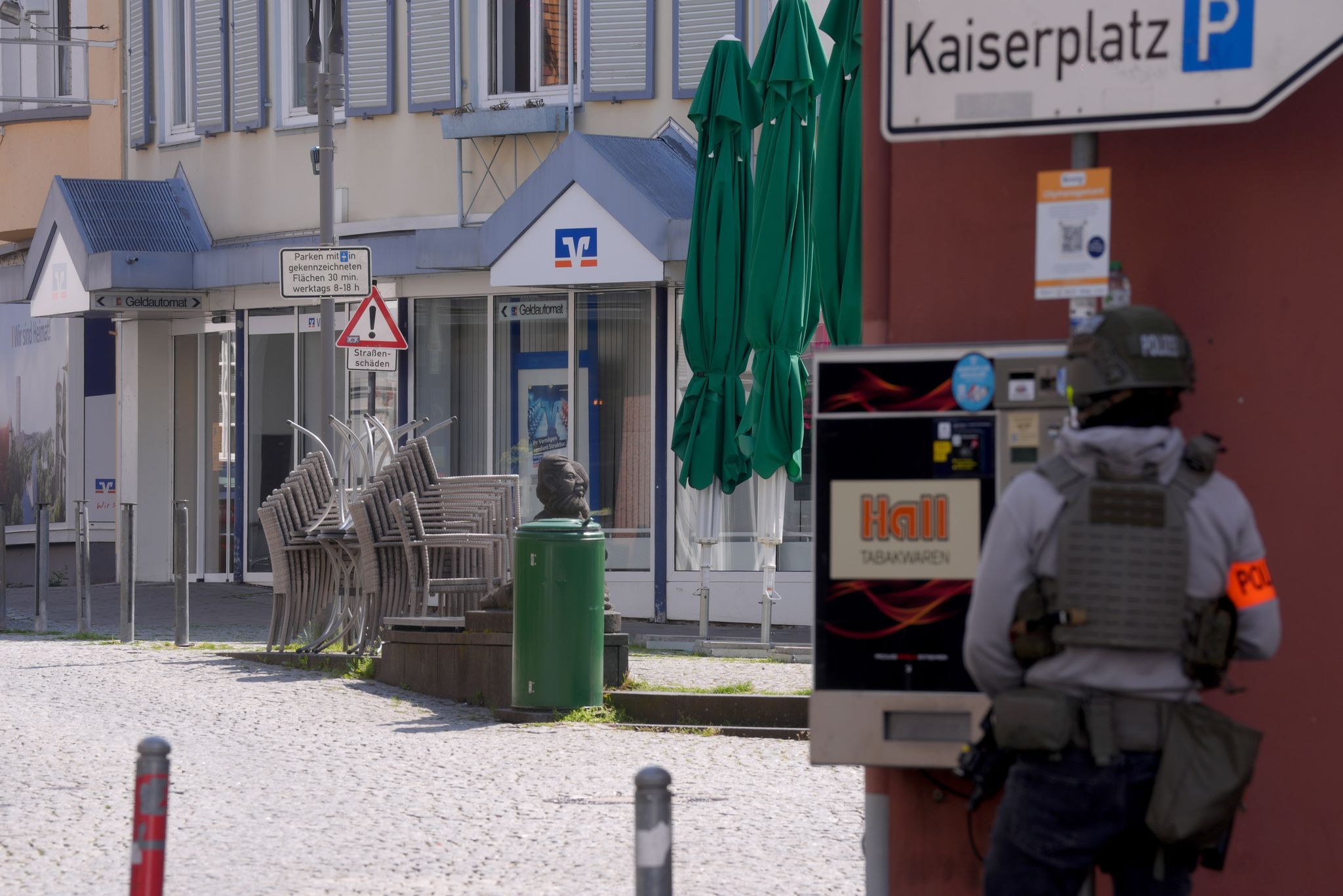 Bank-Großeinsatz in Sinzig: Täter hatte Schusswaffe dabei