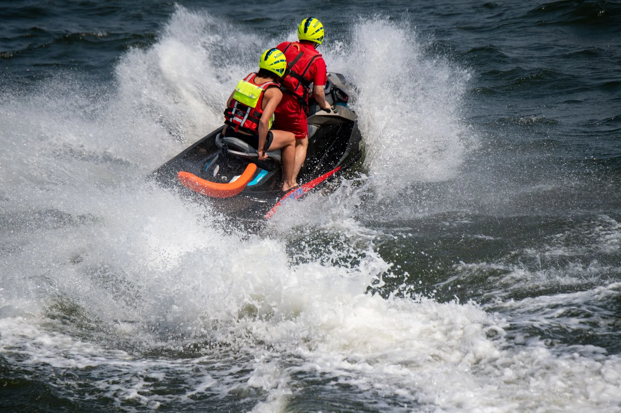 Wegen Smartwatch-Telefonat: Wassermotorrad kentert im Rhein