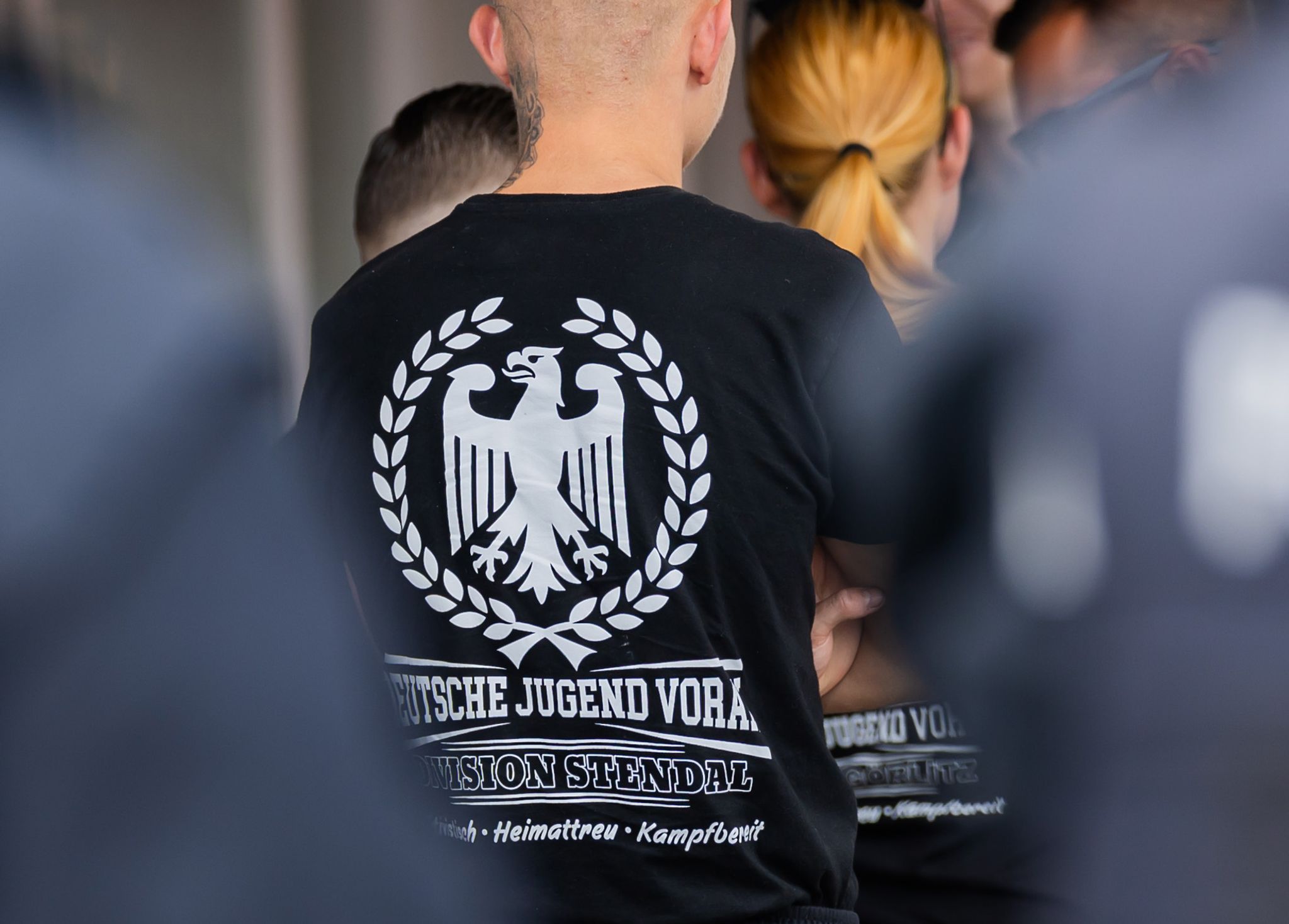 Ermittler gehen gegen mutmaßliche Neonazis vor