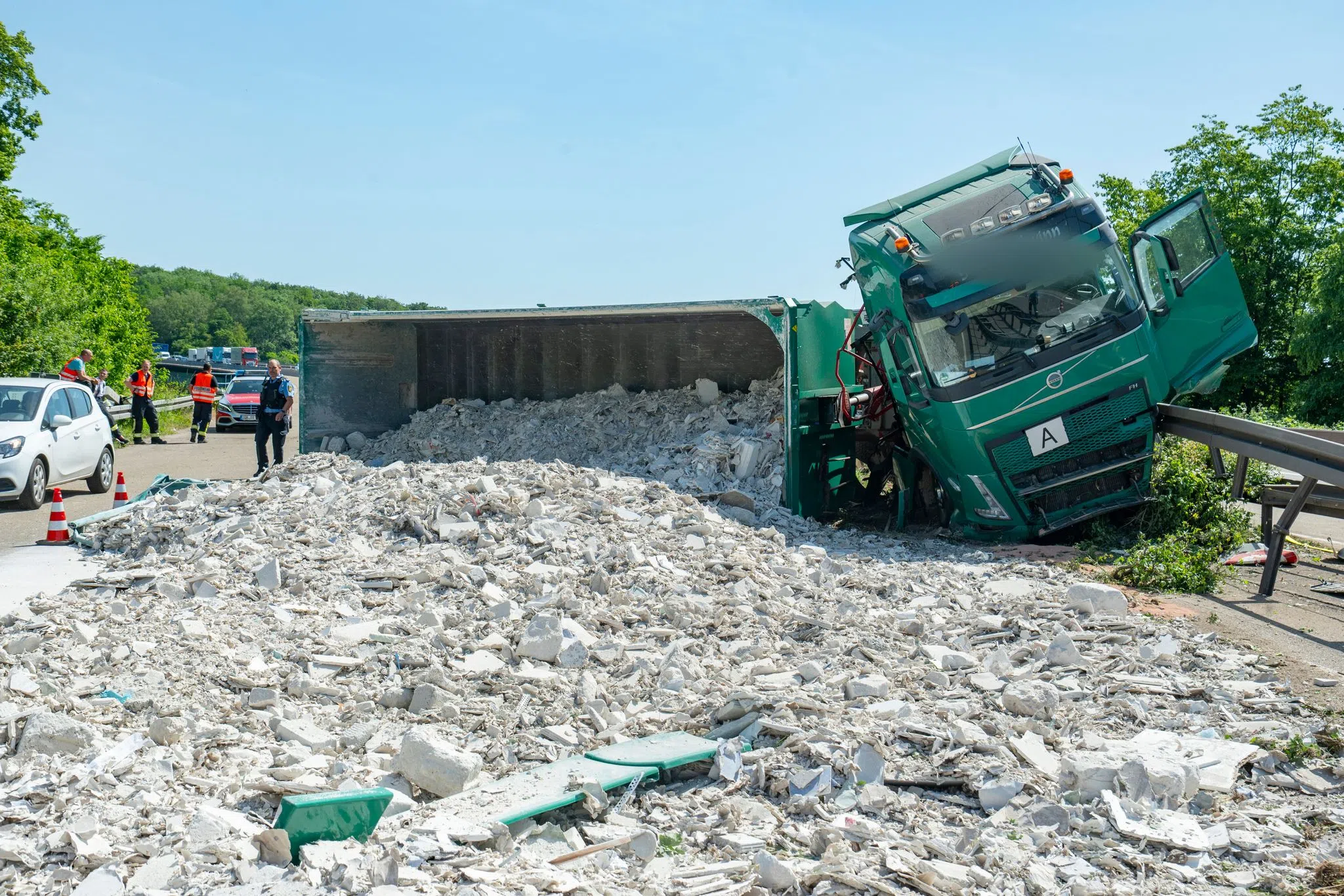 Lkw kippt auf A6 um – Fahrbahn bei Saarbrücken blockiert