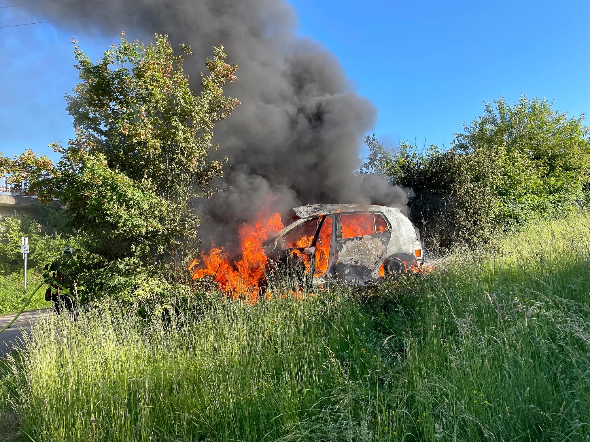 Ersthelfer retten Schwerverletzten aus brennendem Auto