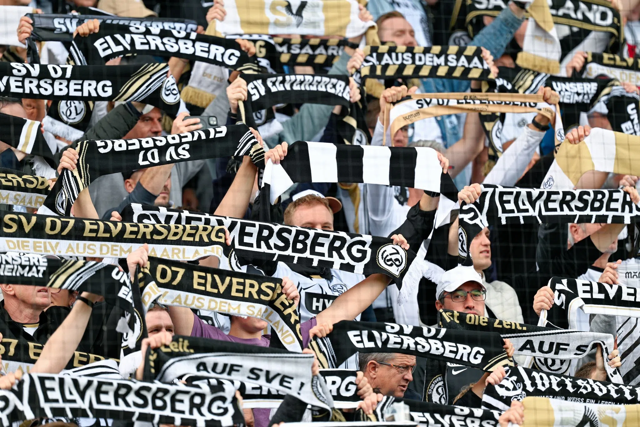 Rehlinger freut sich über Aufstieg von Elversberg
