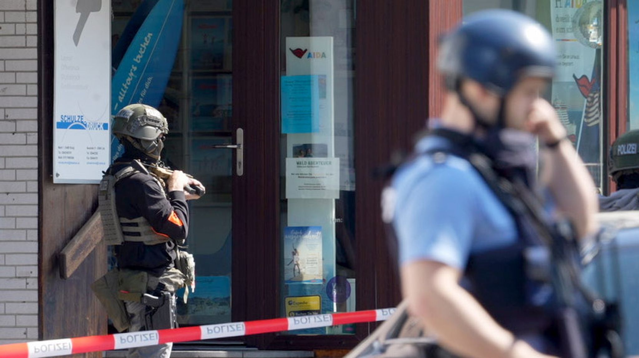 Polizeieinsatz in Bank beendet - Fahndung nach Tätern läuft
