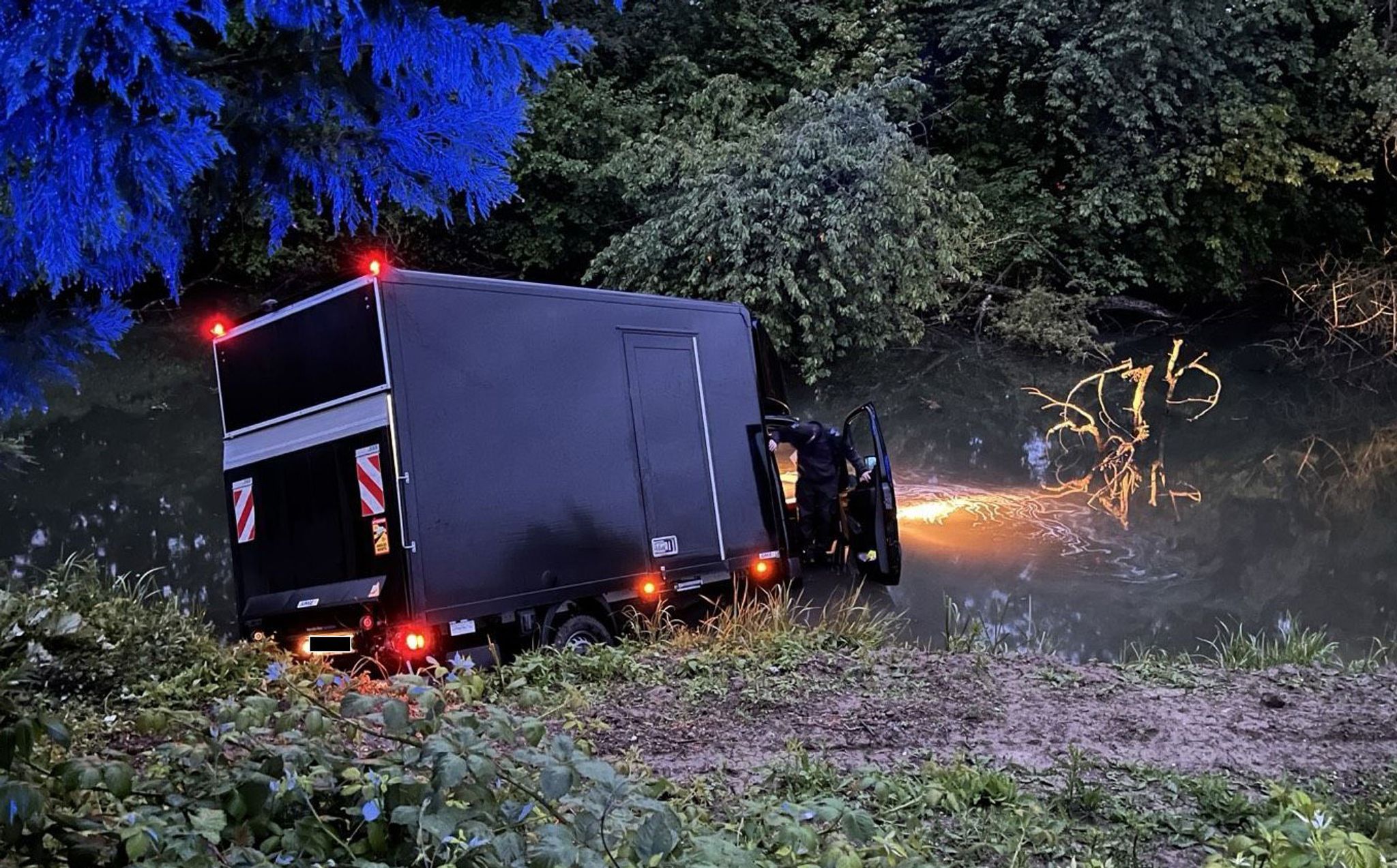Lastwagen stürzt in Altrhein – Fahrer verletzt Lastwagen stürzt in Altrhein – Fahrer verletzt
