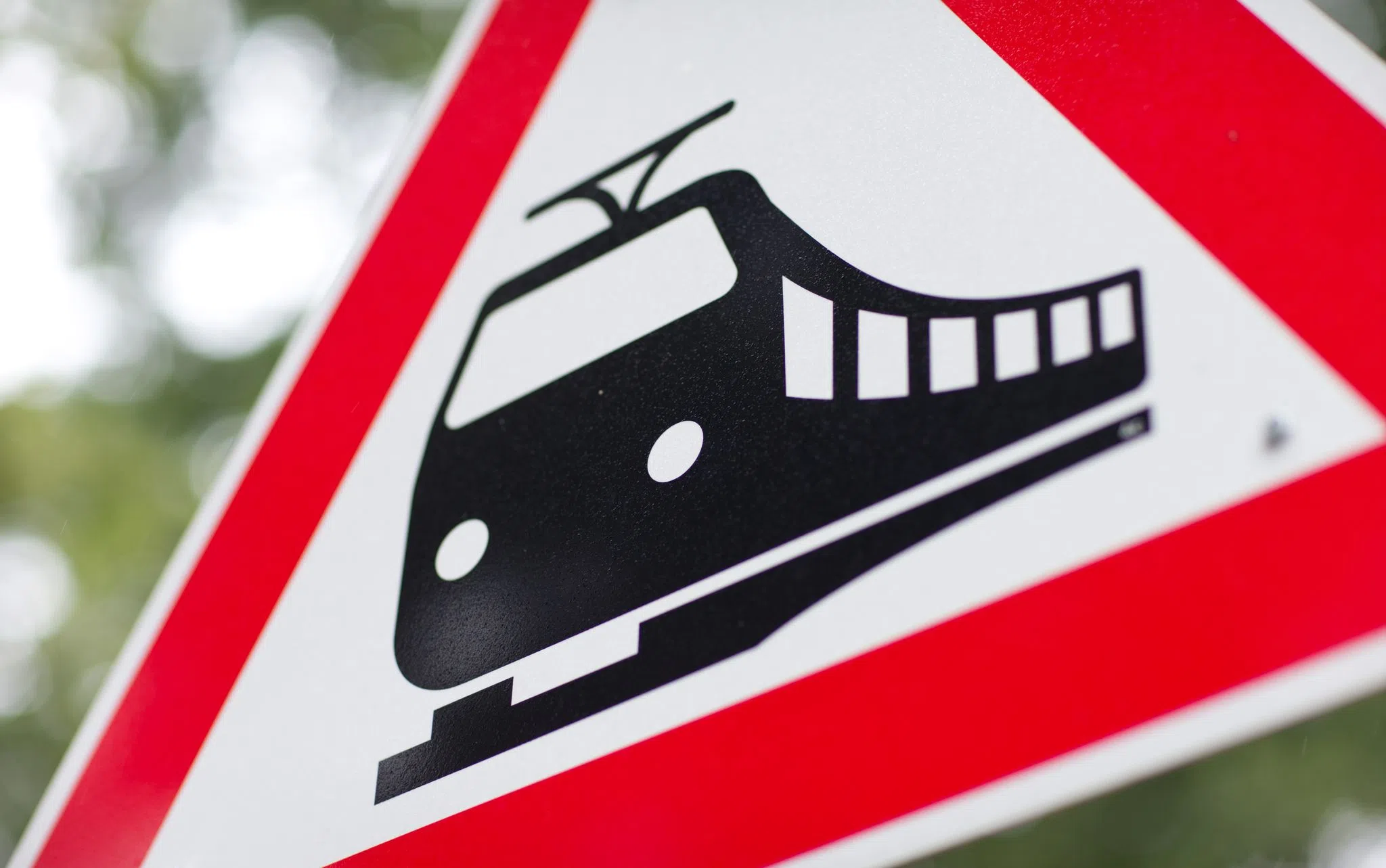 An Bahnübergang: Regionalzug erfasst Auto