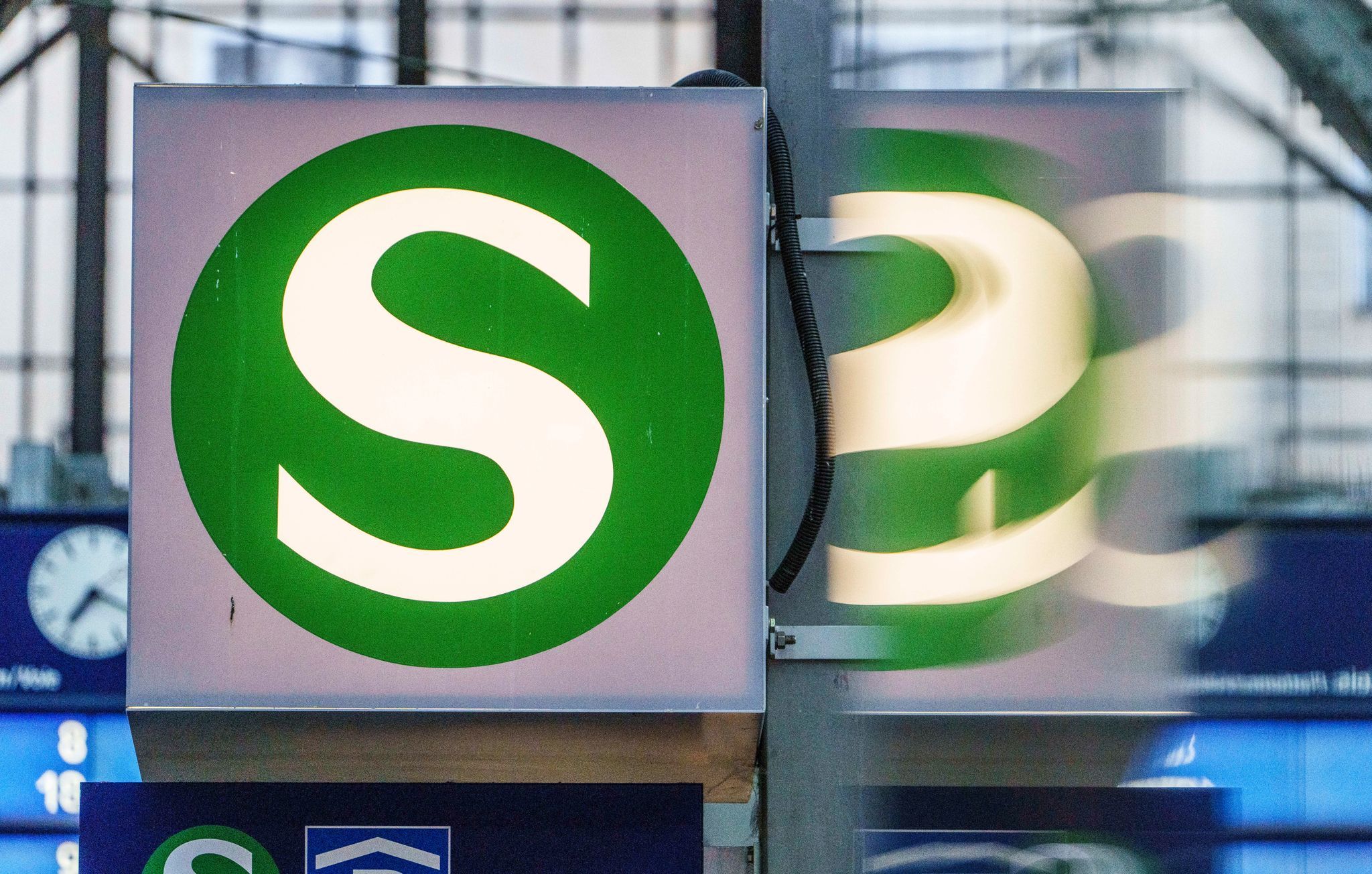Schaden an Oberleitung stört S-Bahn-Linien in Rhein-Main