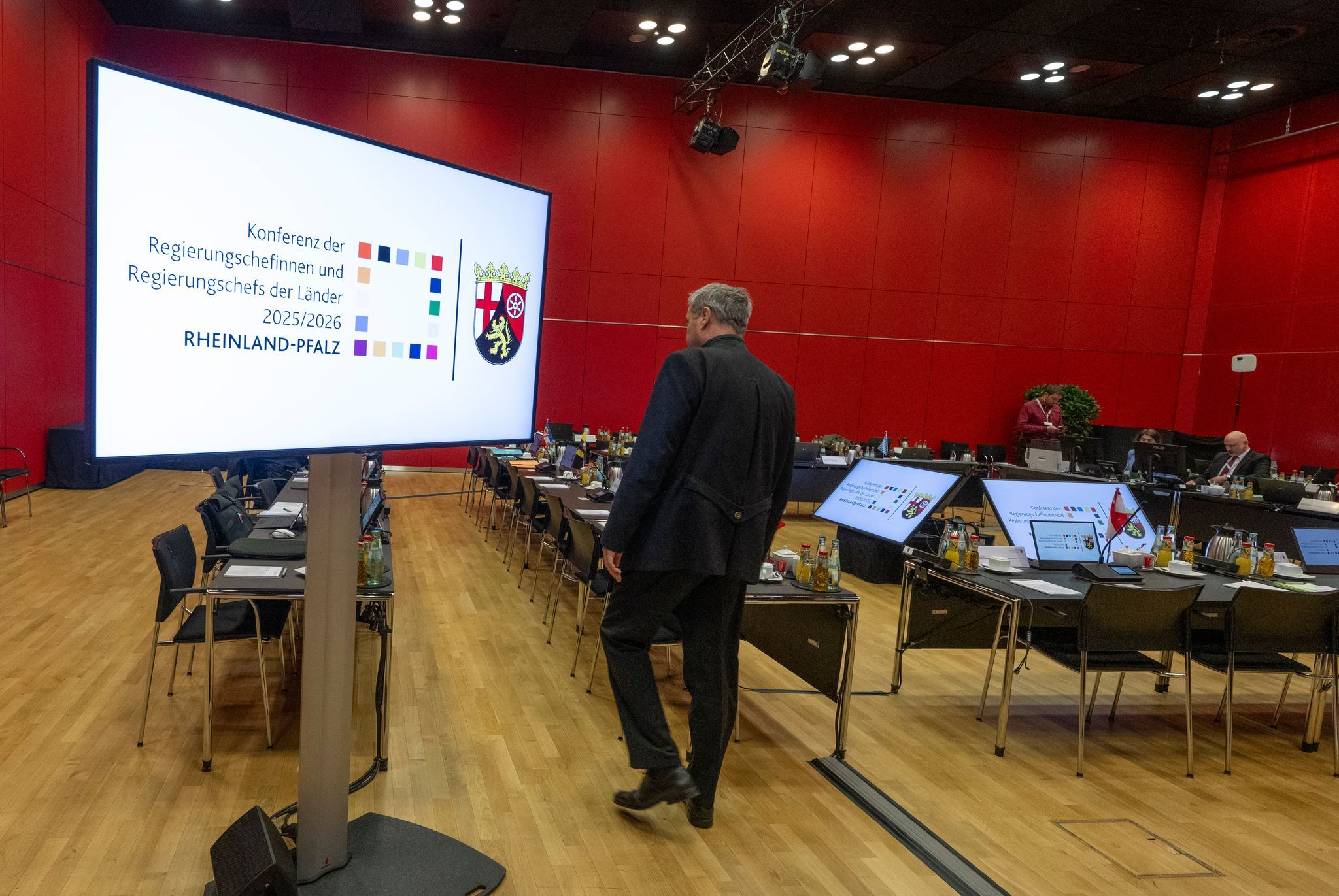 Merz und Länderchefs diskutieren über Finanzen