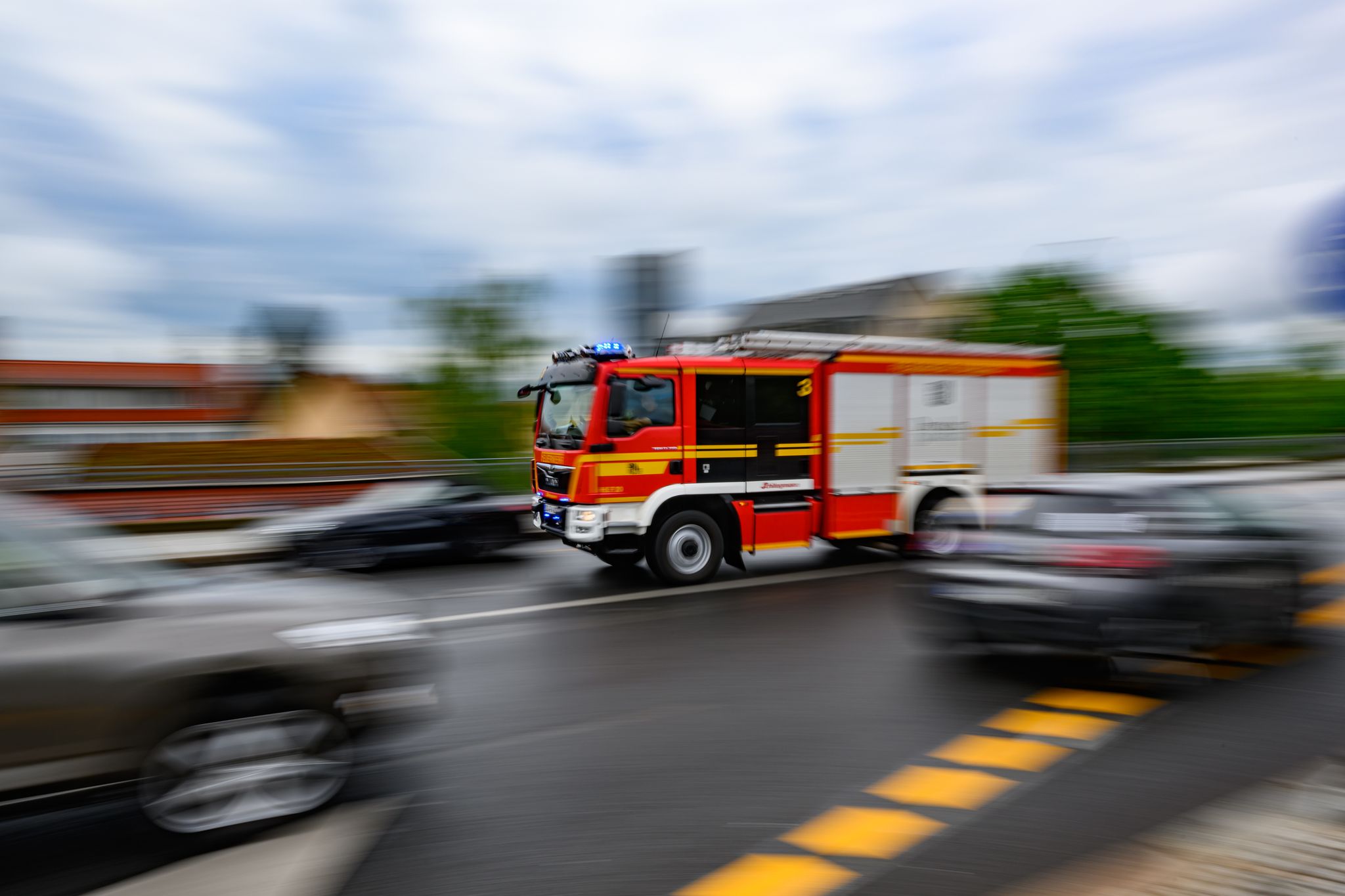 Großbrand in Zimmerei – Feuerwehr warnt vor Rauch