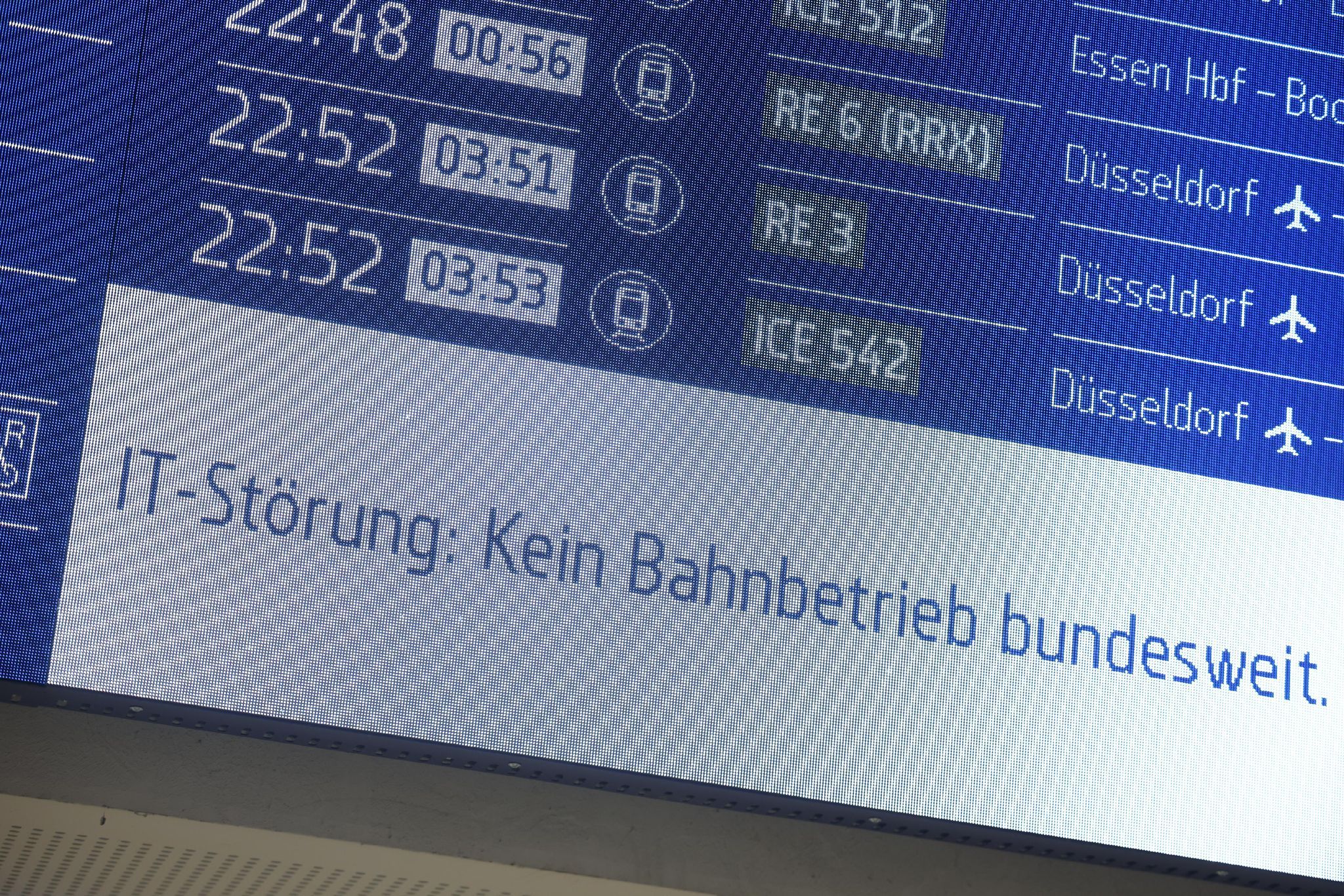 Erste Züge der Deutschen Bahn fahren wieder