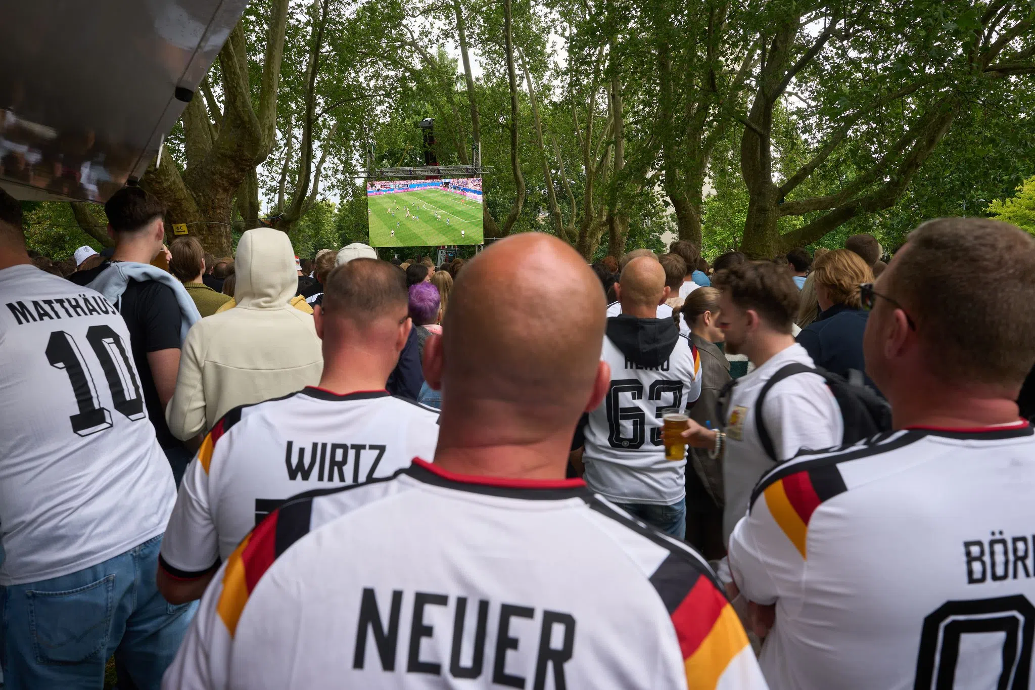 Tausende verfolgen deutschen WM-Auftakt am Deutschen Eck