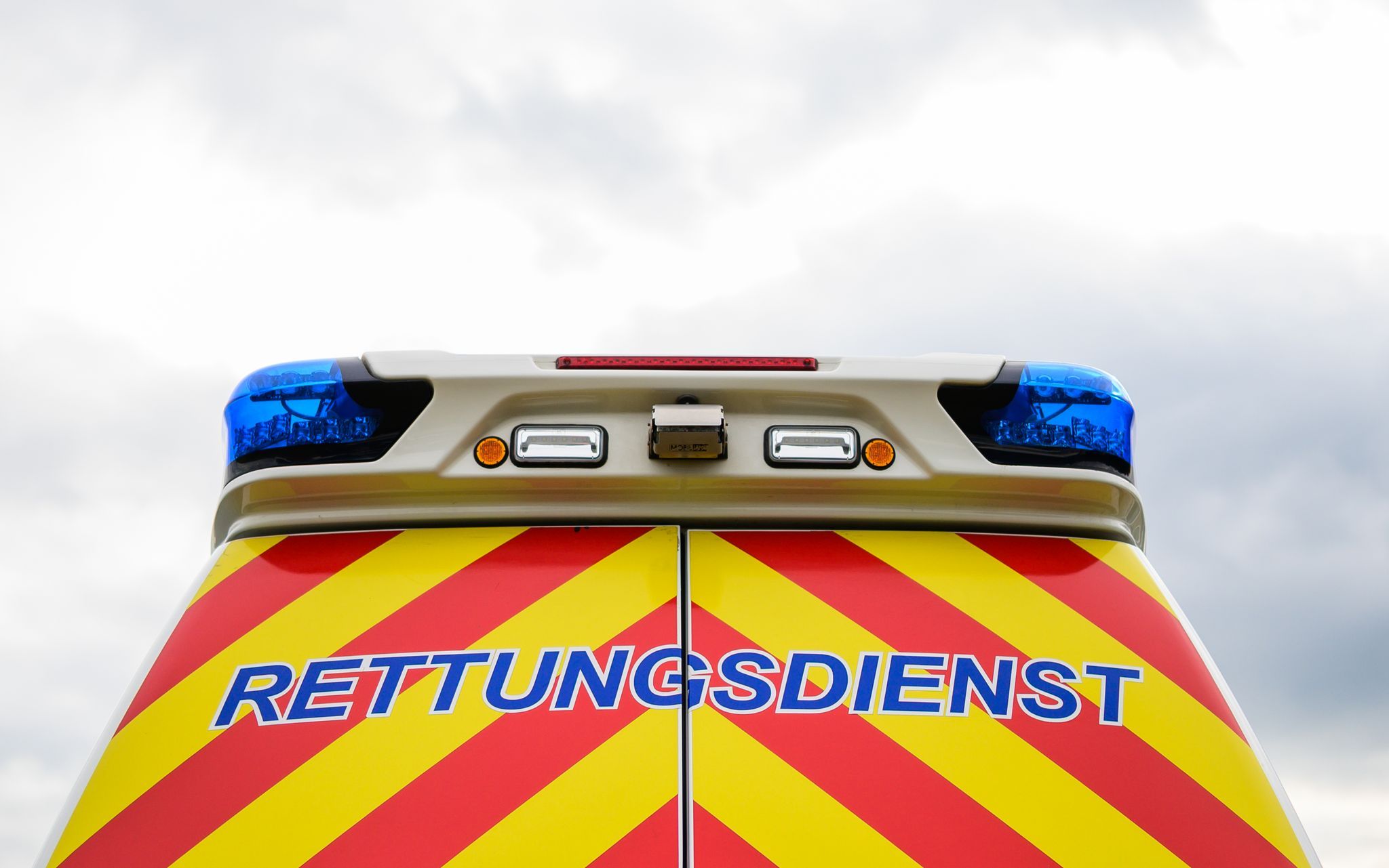 Betrunkener attackiert Retter und Polizei in Fußgängerzone