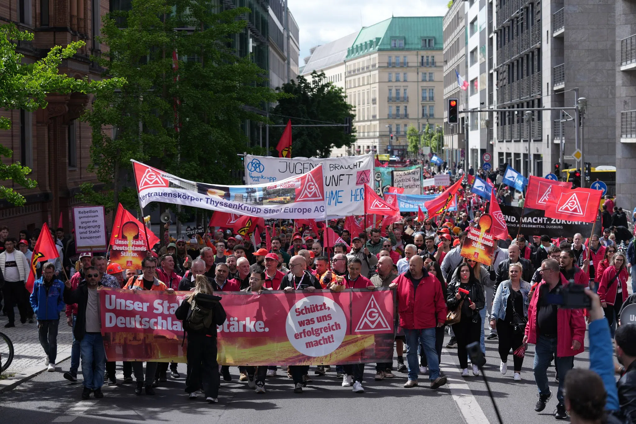 Bangen um Jobs treibt Tausende Stahlarbeiter auf die Straße