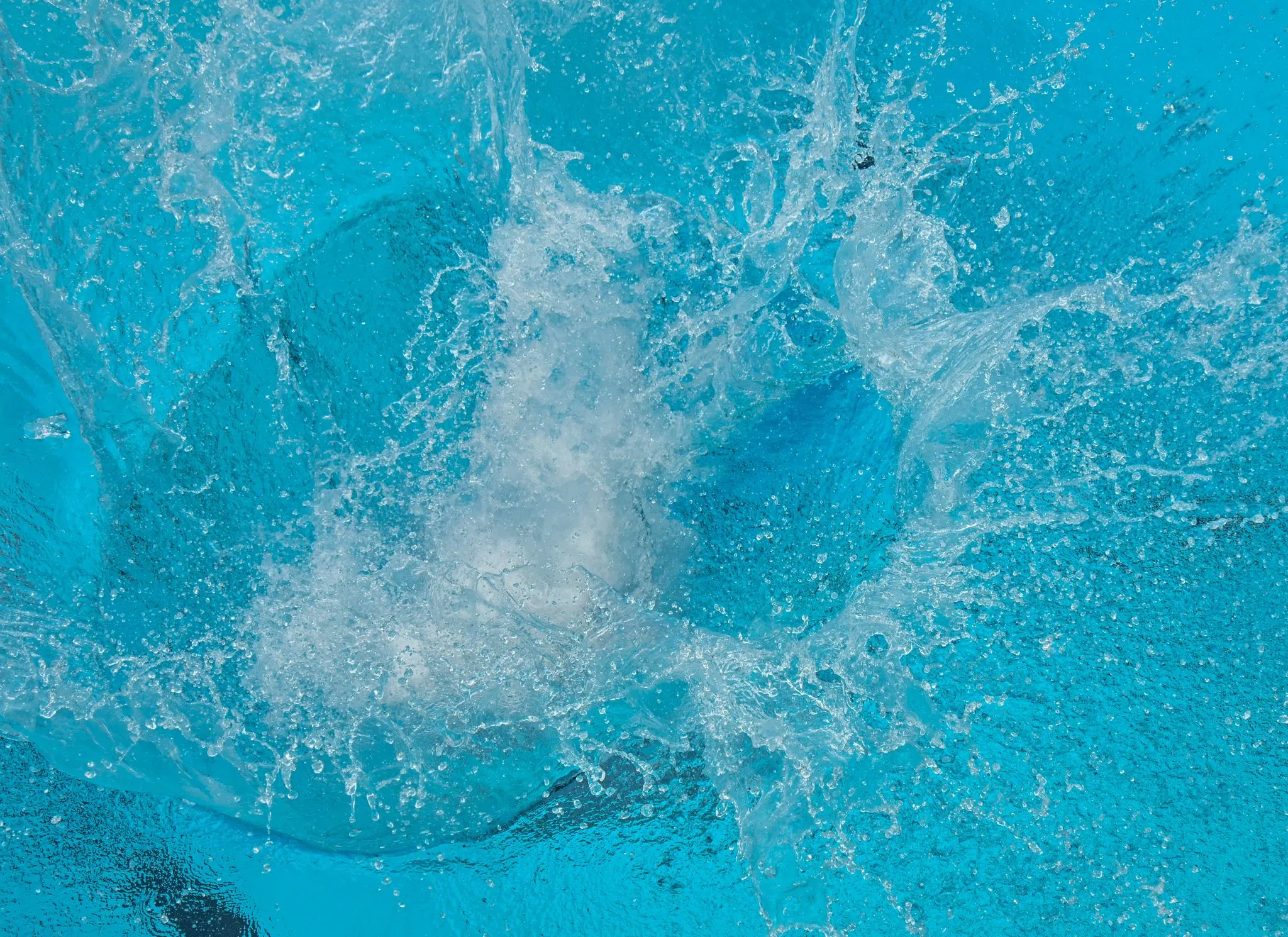 Kinder retten Zweijährigen im Freibad