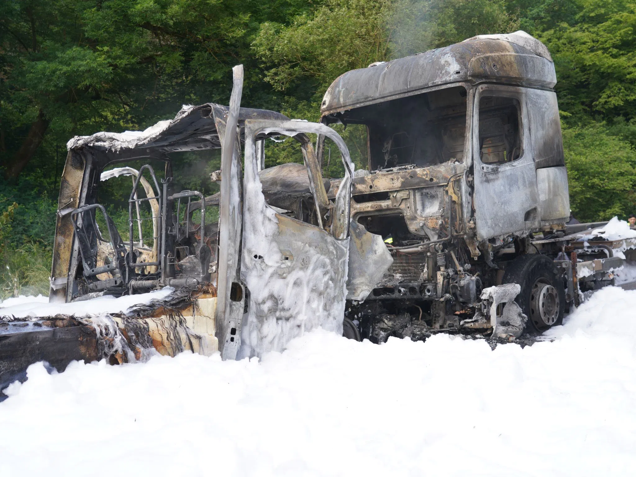 Fahrzeuge geraten bei Unfall in Brand